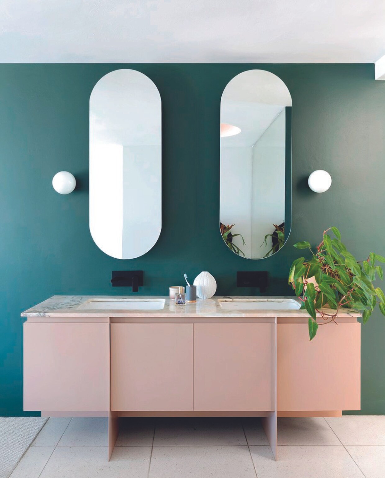 Vloer terrazzo, wastafelmeubel ontwerp Lisa Rorich en uitvoering Dri-Rite, wandlampen lokale bouwmarkt, spiegels maatwerk. vtwonen binnenkijkspecial 07-2024 | productie Living Inside | styling Luanne Toms | fotografie Lar Photography