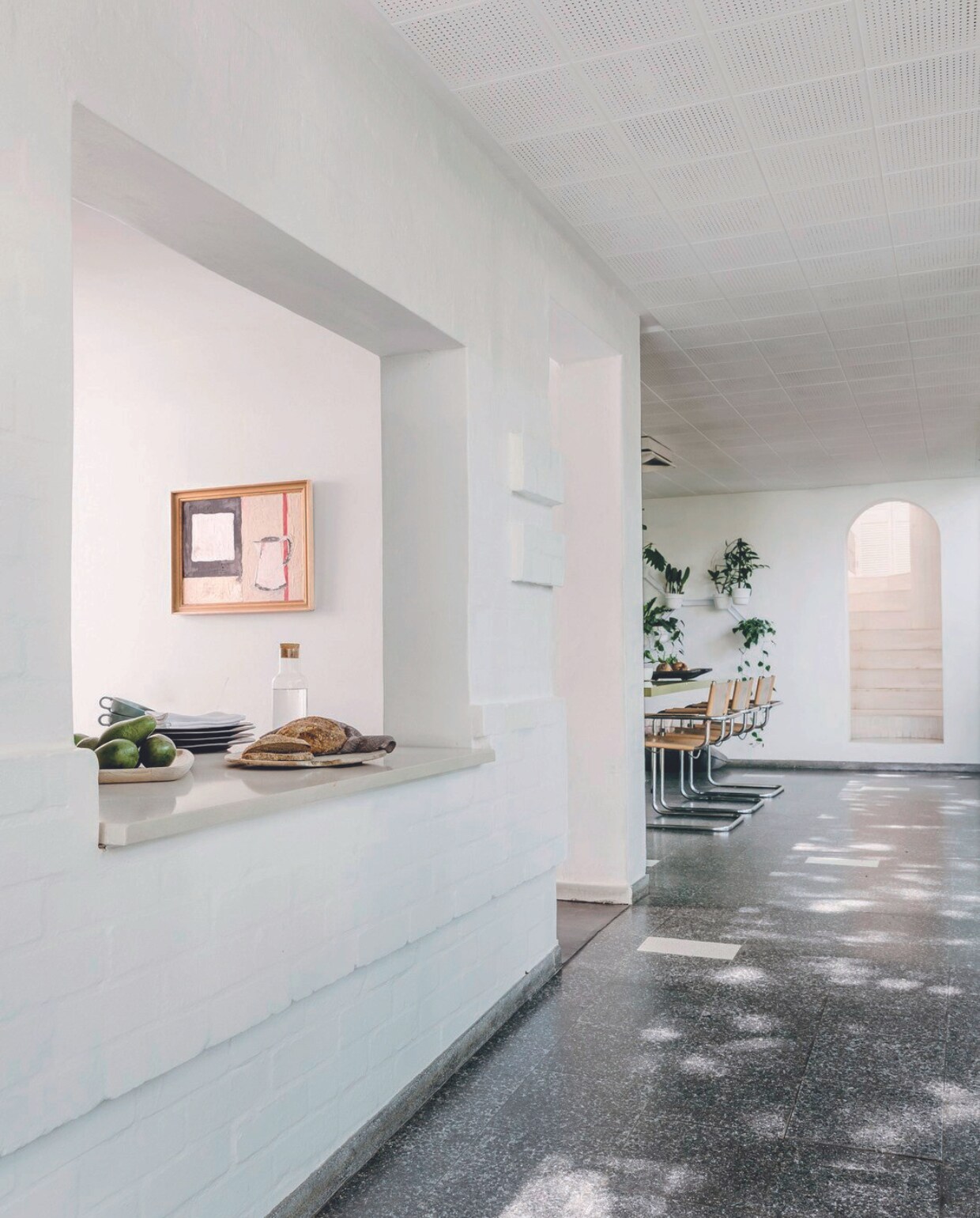 Vloer terrazzo, schilderij Kim Rorich, stoelen Marcel Breuer via Gumtree. vtwonen binnenkijkspecial 07-2024 | productie Living Inside | styling Luanne Toms | fotografie Lar Photography