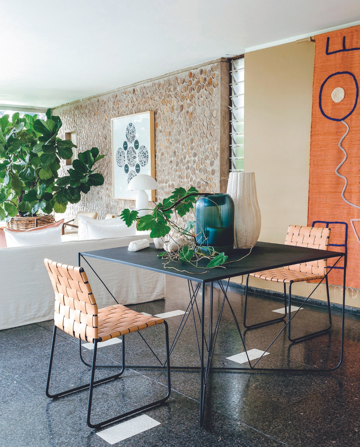Vloer terrazzo, tafel Lisa Rorich, stoelen Cécile &amp; Boyd, wandkleed Lrnce, schilderij Richard Hart, armfauteuils vintage, bank maatwerk. vtwonen binnenkijkspecial 07-2024 | productie Living Inside | styling Luanne Toms | fotografie Lar Photography