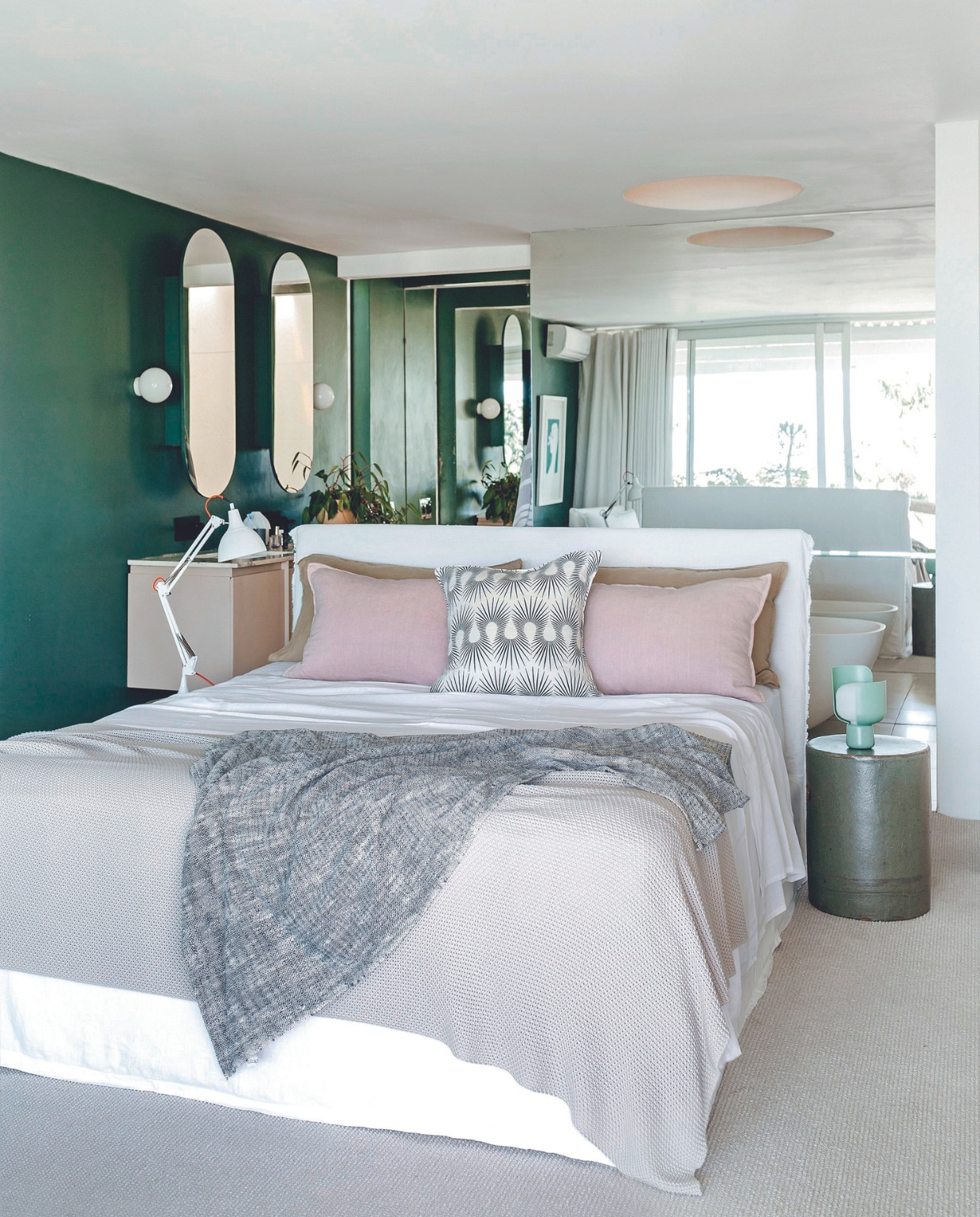 Bed ontwerp Lisa Rorich, kussens H&amp;M en Kirby Linen, bijzettafel Cecile &amp; Boyd, tafellamp Blom van Fontana Arte door Andreas Engesvik, wastafelmeubel ontwerp Lisa Rorich en uitvoering Dri-Rite, wandlampen lokale bouwmarkt, spiegels maatwerk. vtwonen binnenkijkspecial 07-2024 | productie Living Inside | styling Luanne Toms | fotografie Lar Photography