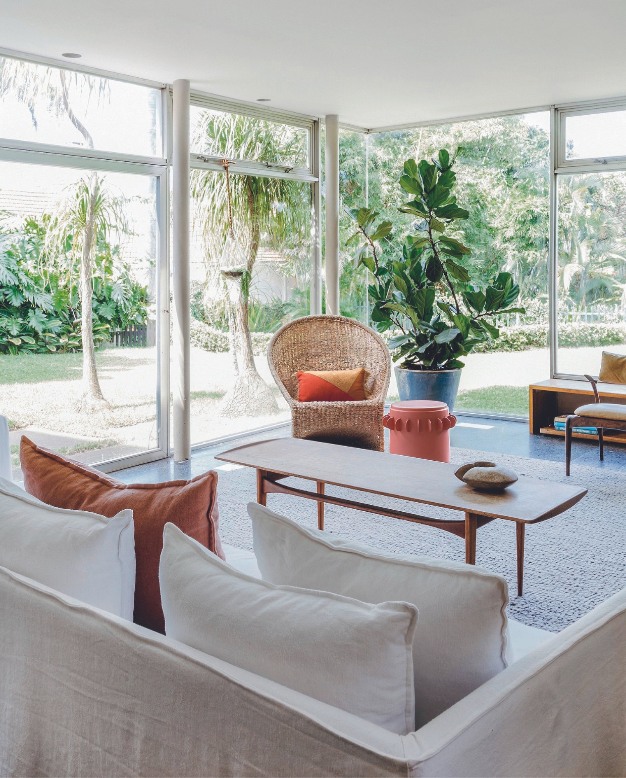 Vloer terrazzo, bank maatwerk, armfauteuil vintage, rieten fauteuil Singita, salontafel kringloop, sidetable Tusker Trading, vloerkleed Hoffmann Rugs. vtwonen binnenkijkspecial 07-2024 | productie Living Inside | styling Luanne Toms | fotografie Lar Photography