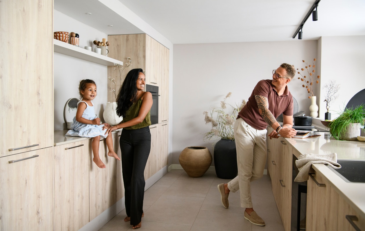 binnenkijken in een splitlevelwoning met houten droomkeuken