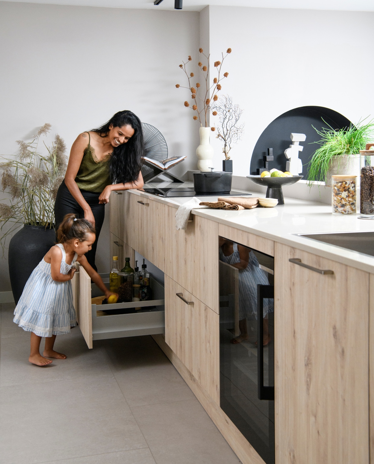 binnenkijken in een splitlevelwoning met houten droomkeuken