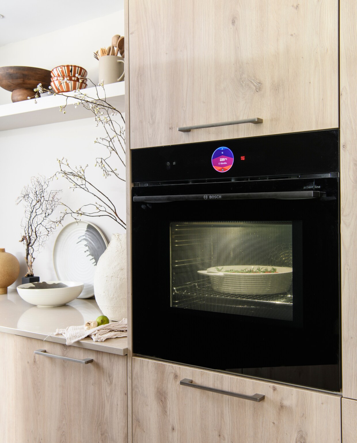 binnenkijken in een splitlevelwoning met houten droomkeuken