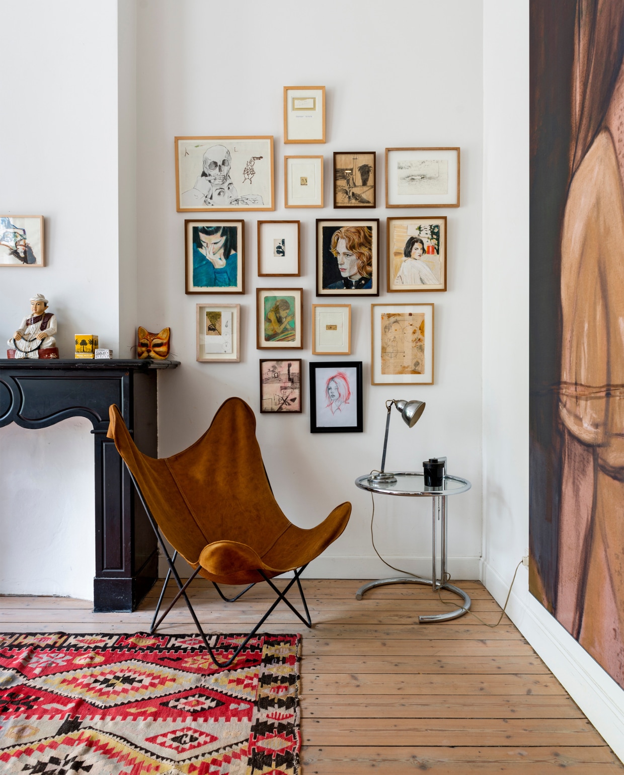 Vintage Butterfly chair gekocht bij Knoll. Op de wand hangen diverse werken van Jasper naast schilderijen en tekeningen van Masao Yamamoto, Francesco Clementea en andere kunstenaars. Het Marokkaanse kleed is een vintage vondst, net als de bureaulamp. Bijzettafel van Eileen Gray. Op de vloer liggen de originele vloerdelen. vtwonen 10-2016 | styling Emmy van Dantzig | fotografie Stan Koolen