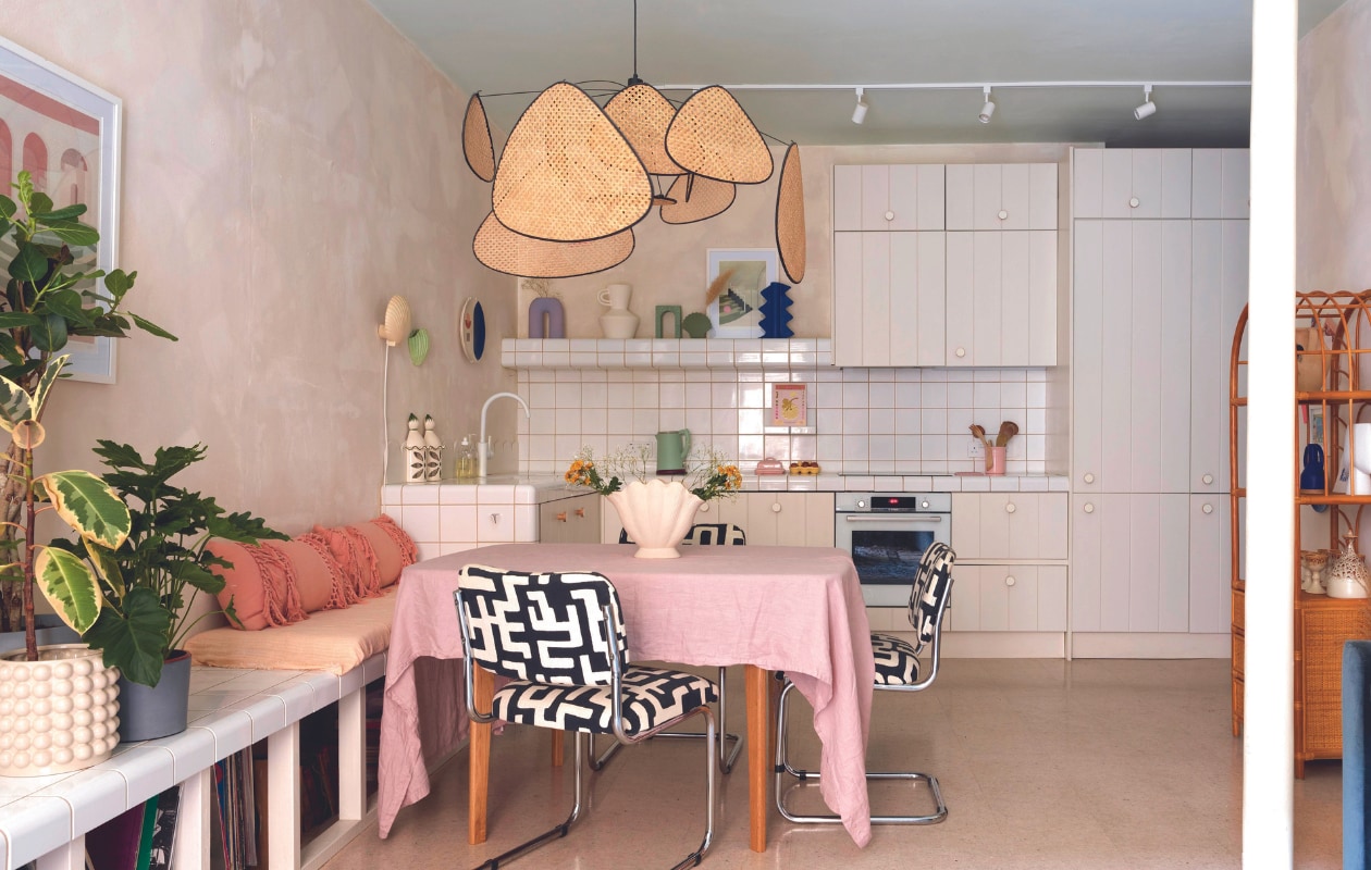 Stoelen vintage Marcel Breuer, bekleding Kravet via GP&J Baker. Hanglamp Market Set, vaas op tafel H&M, kurkvloer First Floor, tegels Dtile. Kunstwerken Charlotte Taylor. vtwonen 08-2024 | fotografie Rachael Smith