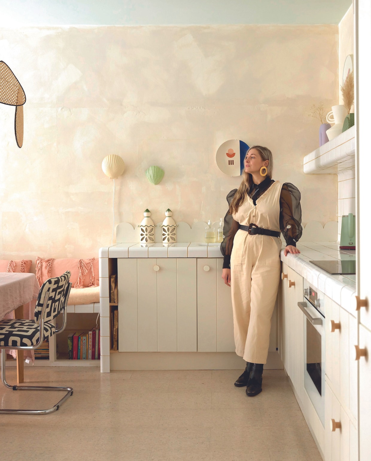 Stoel vintage Marcel Breuer, bekleding Kravet via GP&J Baker. Schelpenlamp HKliving, groene schelp Los Objetos Decorativos via Pelican Story. Tegels Dtile, waterkoker Hay. vtwonen 08-2024 | fotografie Rachael Smith