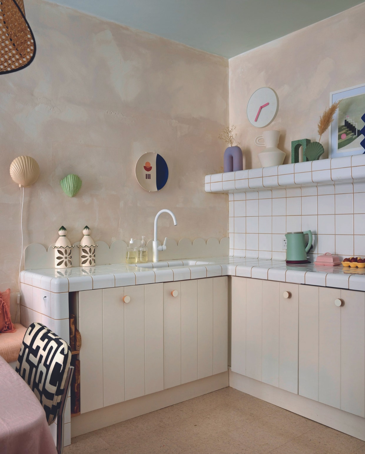 Schelpenlamp HKliving. Groene schelp Los Objetos Decorativos via Pelican Story. Stoel vintage Marcel Breuer, bekleding Kravet via GP&amp;J Baker. Kurkvloer First Floor, tegels Dtile. Waterkoker Hay. vtwonen 08-2024 | fotografie Rachael Smith