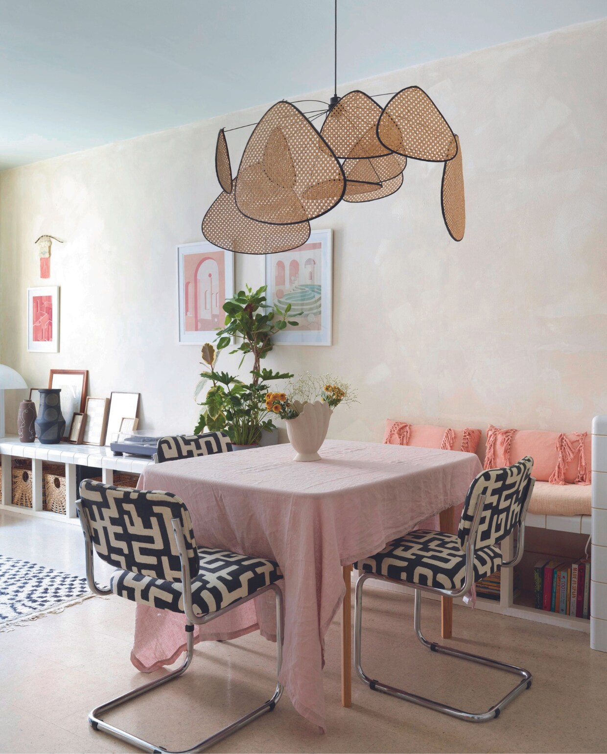 Stoelen vintage Marcel Breuer, bekleding Kravet via GP&amp;J Baker. Hanglamp Market Set, vaas op tafel H&amp;M, kurkvloer First Floor, tegels Dtile. Kunstwerken Charlotte Taylor. vtwonen 08-2024 | fotografie Rachael Smith