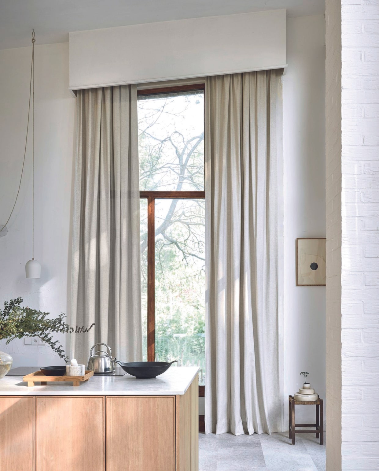 Verduisterend gordijn op maat in stof Linen Mix, kleur Slate (2301), per meter vanaf € 34,99.M.m.v. kringloopwinkel (kruk), plantje.nl (miniplant), flinders.nl (dienblad), moduleo.com (vloer). Overig privébezit. vtwonen 08-2024 | styling Kim van Rossenberg | fotografie Sjoerd Eickmans