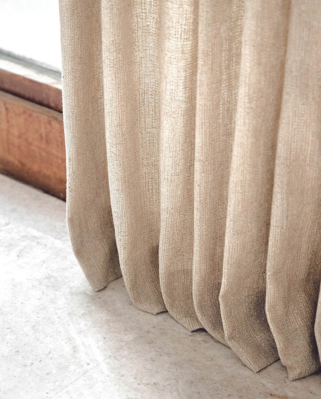Lichtdoorlatend gordijn op maat in stof Natural Abstract, kleur Dunes (2312), per meter vanaf € 32,99.M.m.v. moduleo.com (vloer). vtwonen 08-2024 | styling Kim van Rossenberg | fotografie Sjoerd Eickmans