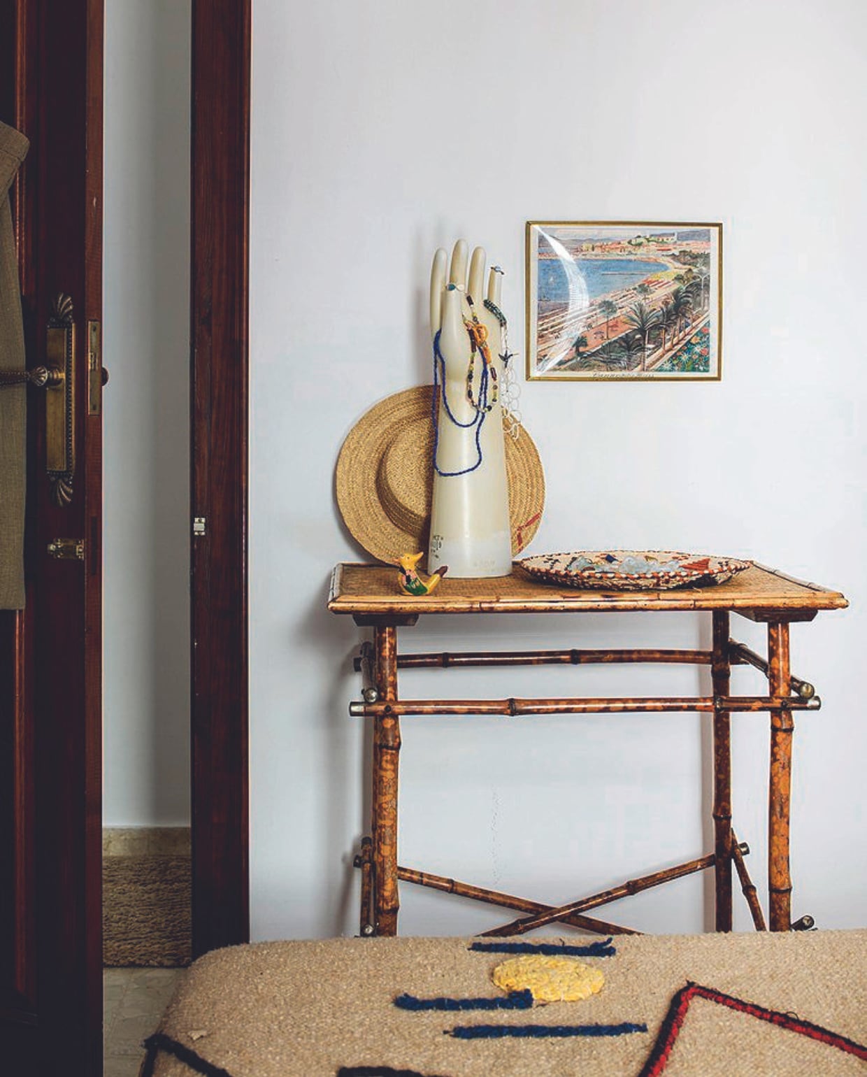 Hoed en schaal uit Gata de Gorgos, vogelfluit en hand cadeau gekregen, sieraden zelfgemaakt, schilderij brocante. vtwonen binnenkijkspecial 07-2024 | productie Insidehomepage | styling Esther Loonstijn | fotografie Louis Lemaire