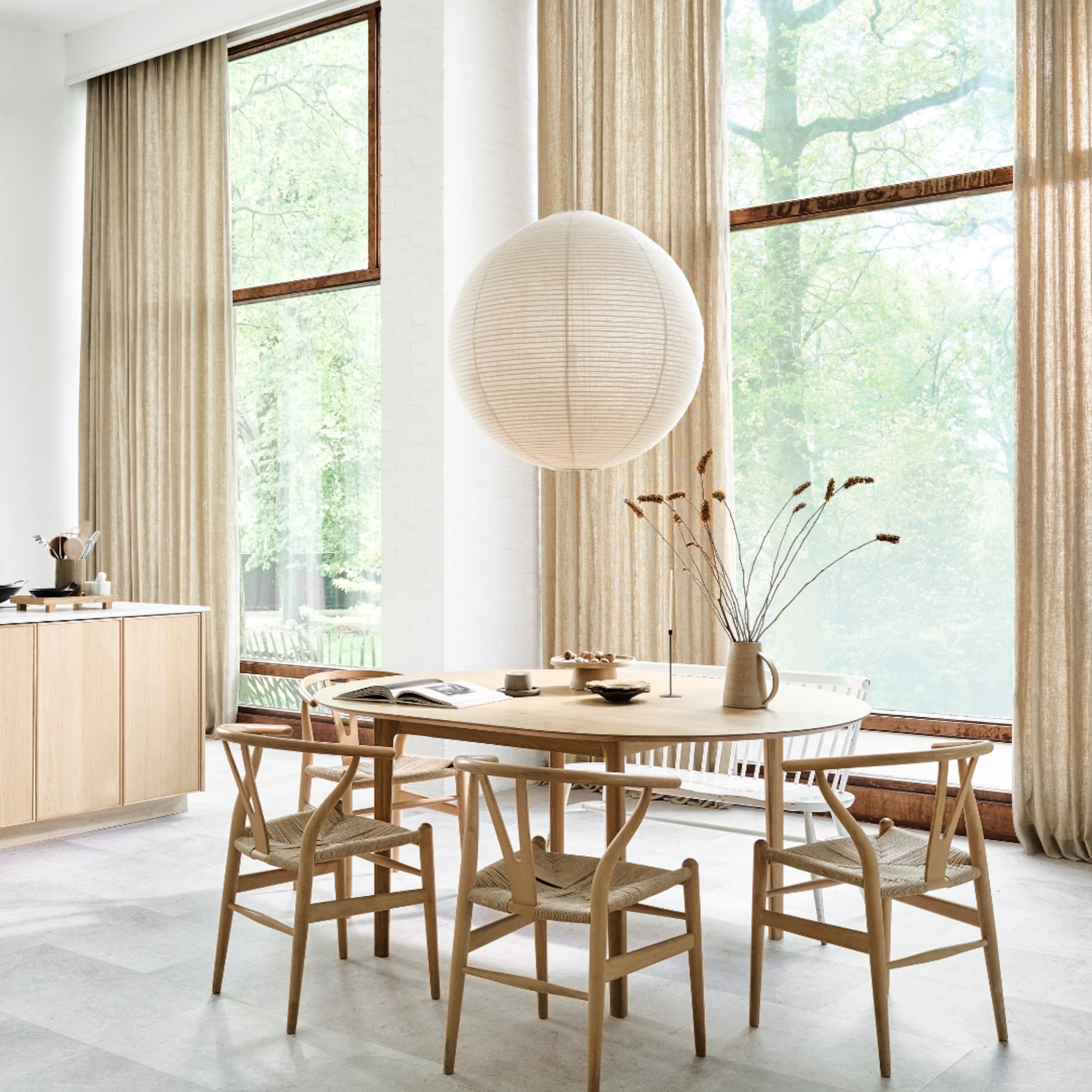 Naturel eetkamer met gordijnen op maat uit de vtwonen collectie