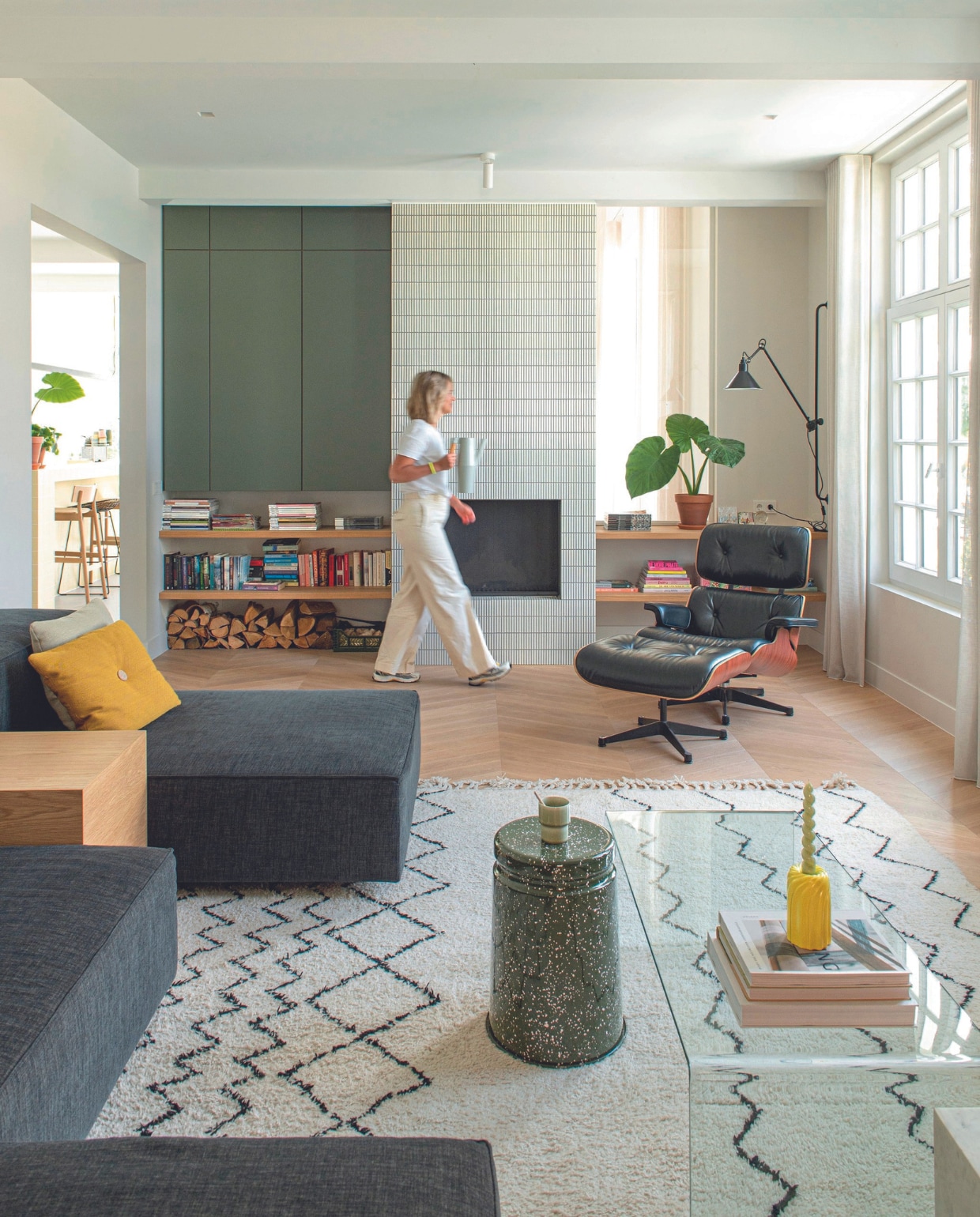 Vloer De Paal Parket. Muurverf Portland Stone Pale van Little Greene. Gordijnen Change Wonen, wandkast Van den Berg Keukens, haard Het Ambacht. Eames-fauteuil Vitra, bank en houten bijzettafel Domino 18 van Montis, vloerkleed Etsy, glazen salontafel Kave Home, groene bijzettafel Last Stool van Hem. Kussens Hay, kandelaar &Klevering, koffiemok HKliving, wandlamp DCW éditions. vtwonen 08-2024 | styling Jeske Weel | fotografie Caroline Coehorst