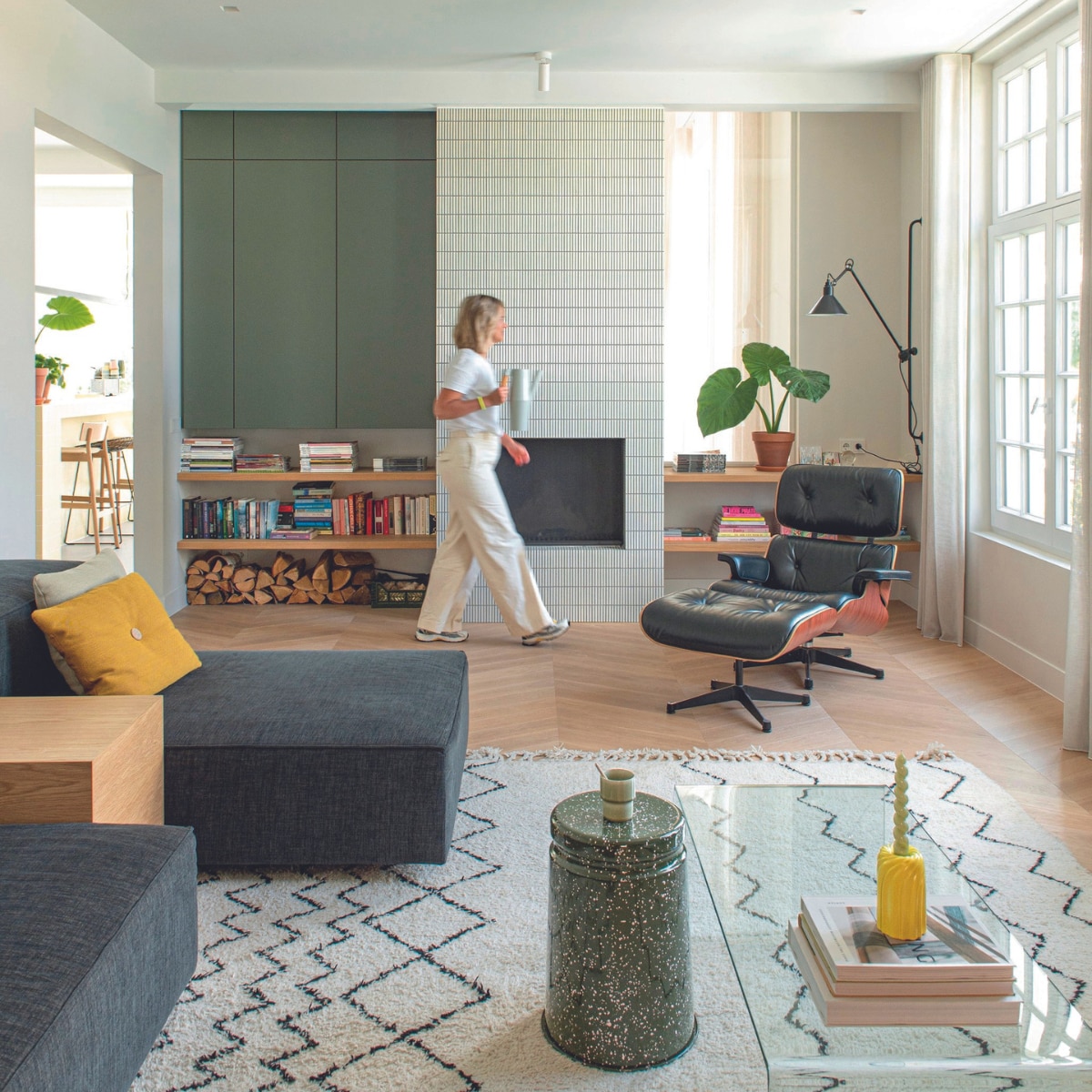 Uitgelicht beeld: Vloer De Paal Parket. Muurverf Portland Stone Pale van Little Greene. Gordijnen Change Wonen, wandkast Van den Berg Keukens, haard Het Ambacht. Eames-fauteuil Vitra, bank en houten bijzettafel Domino 18 van Montis, vloerkleed Etsy, glazen salontafel Kave Home, groene bijzettafel Last Stool van Hem. Kussens Hay, kandelaar &amp;Klevering, koffiemok HKliving, wandlamp DCW éditions. vtwonen 08-2024 | styling Jeske Weel | fotografie Caroline Coehorst