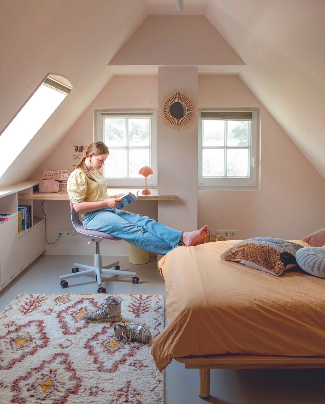 Bureau en kast Van den Berg Keukens, bureaustoel Vitra, vloerkleed Sissy-Boy, dekbedovertrek Suite702. Kratten Hema, tafellamp &Tradition, prullenbak Hay. vtwonen 08-2024 | styling Jeske Weel | fotografie Caroline Coehorst