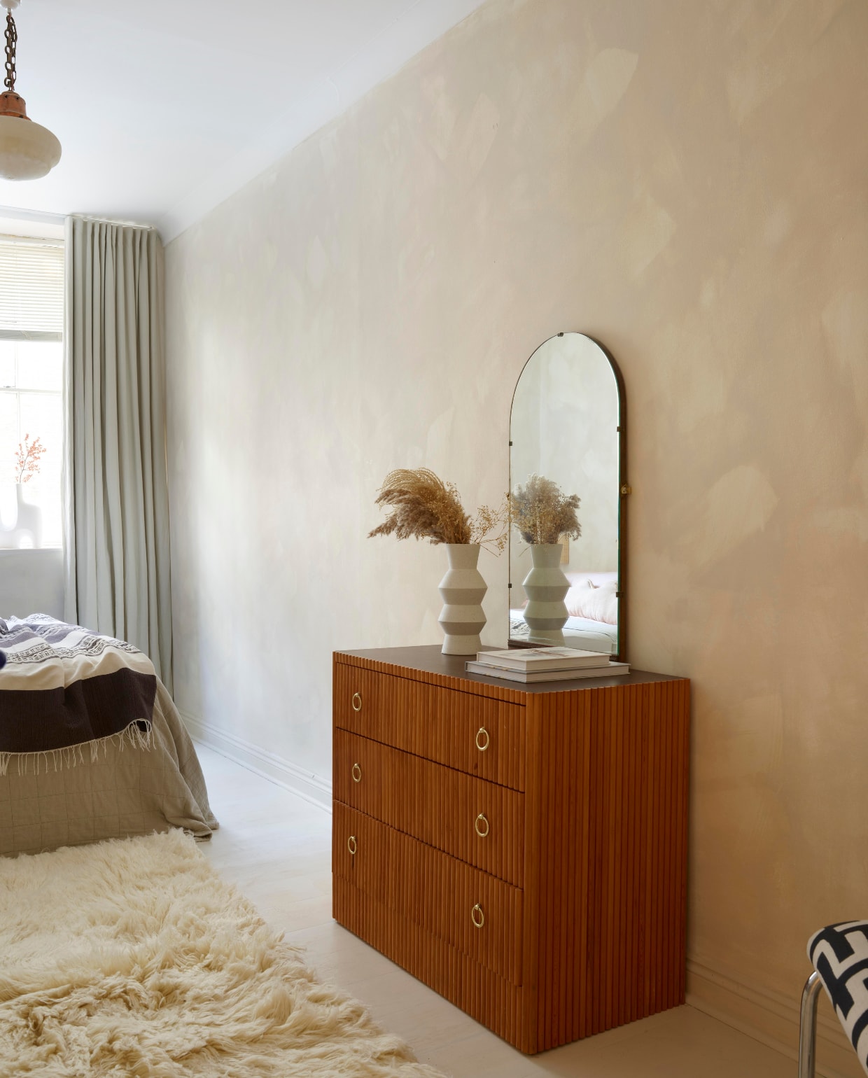 Hoge ladekast uit Sophies kinderkamer, betonnen handgrepen Etsy. Ladekast en spiegel op ladekast vintage, lange spiegel Made, vloerkleed Heals. vtwonen 08-2024 | fotografie Rachael Smith