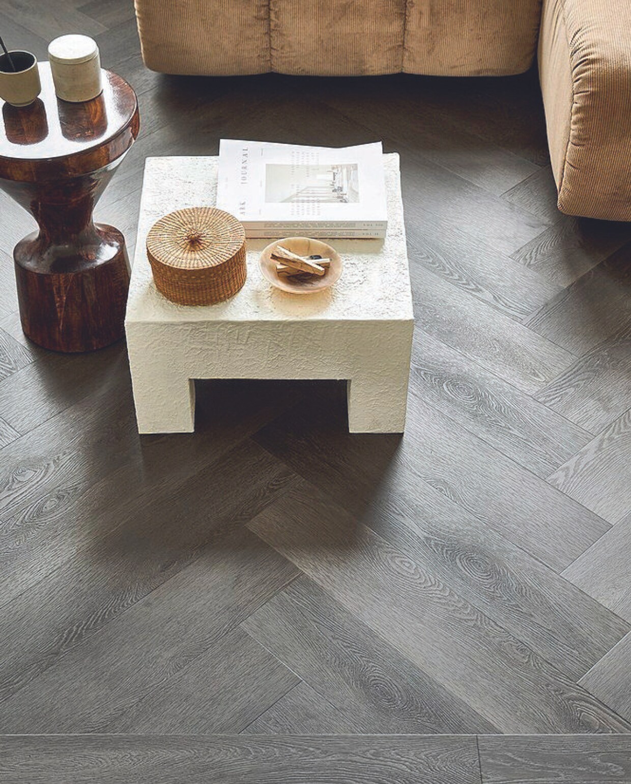 Pvc-vloer Herringbone in Charcoal, 76,5x15,3 cm, dryback per m² € 44,95 en click per m² € 57,95.M.m.v. hkliving.com (bijzettafel, elementenbank), urbannatureculture.com (salontafel). vtwonen 08-2024 | styling Marlies Does | fotografie Sjoerd Eickmans