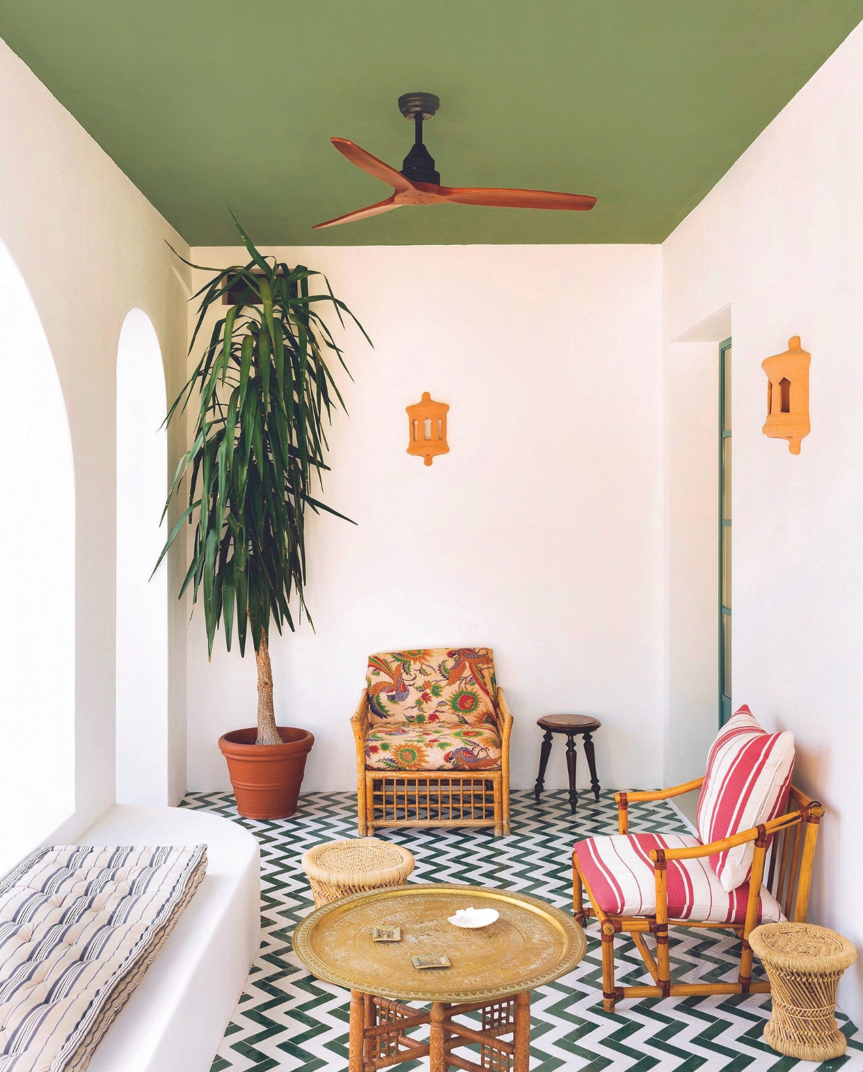 Tegels Wow Bejmat, meubels vlooienmarkt, gestreepte stof gevonden. Terracotta lantaarns laten maken. vtwonen binnenkijkspecial 07-2024 | productie Living Inside | styling Mirta Ottaviani | fotografie Mirko Morelli