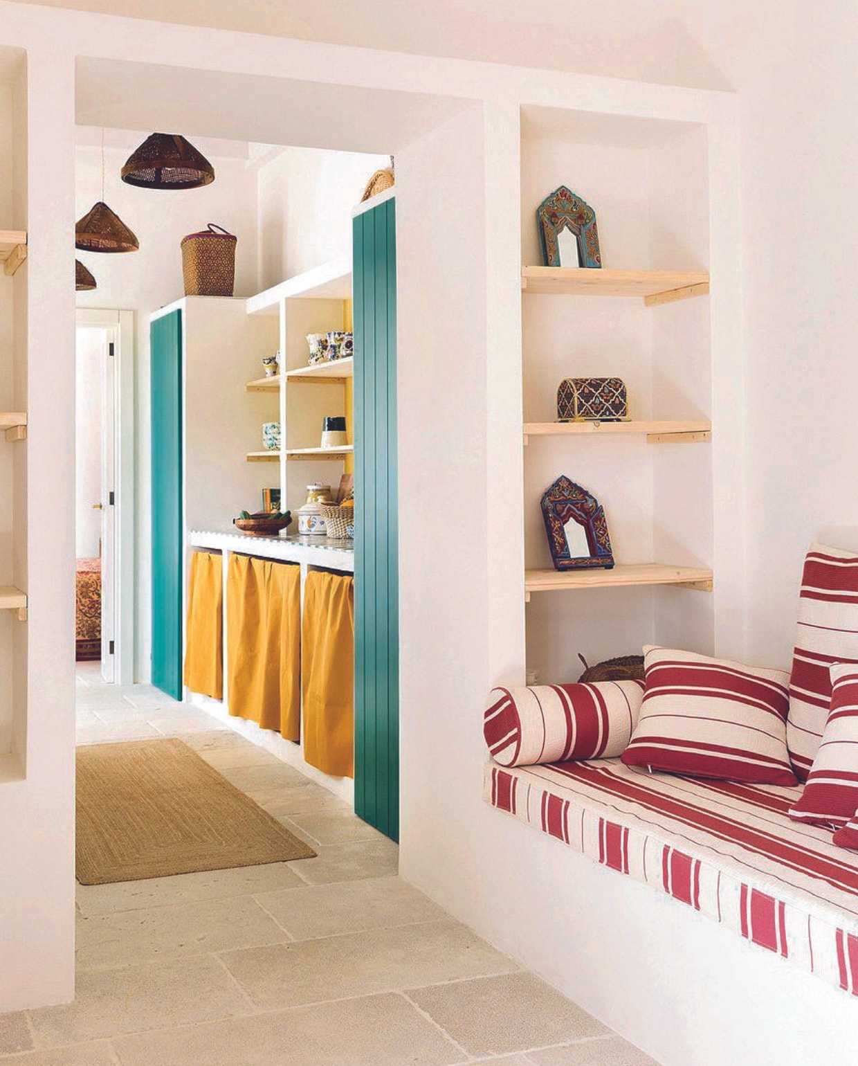 Keukenkast zelf ontworpen, gestreepte stof gevonden. vtwonen binnenkijkspecial 07-2024 | productie Living Inside | styling Mirta Ottaviani | fotografie Mirko Morelli