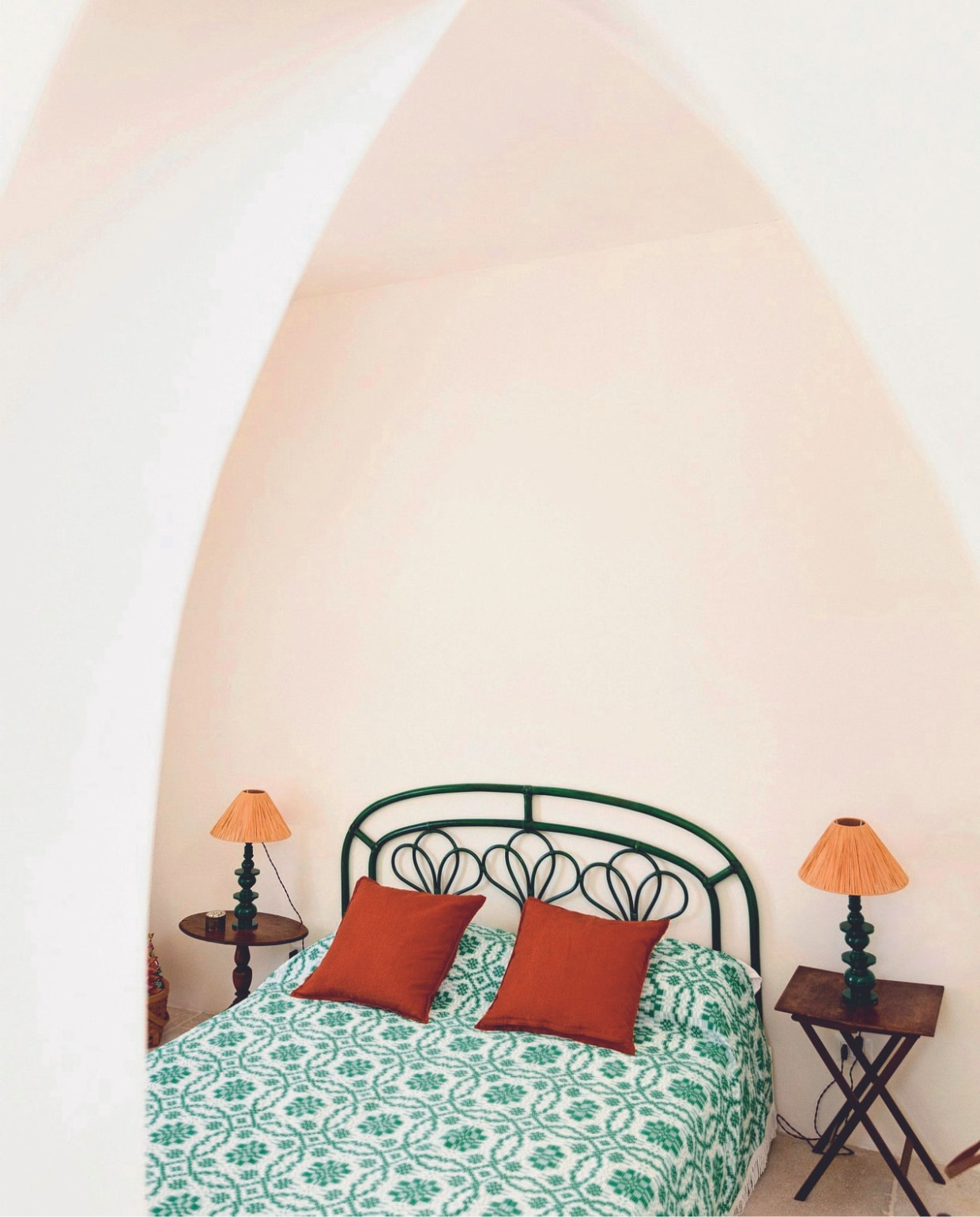 Meubels vlooienmarkt, kussens Ikea. vtwonen binnenkijkspecial 07-2024 | productie Living Inside | styling Mirta Ottaviani | fotografie Mirko Morelli
