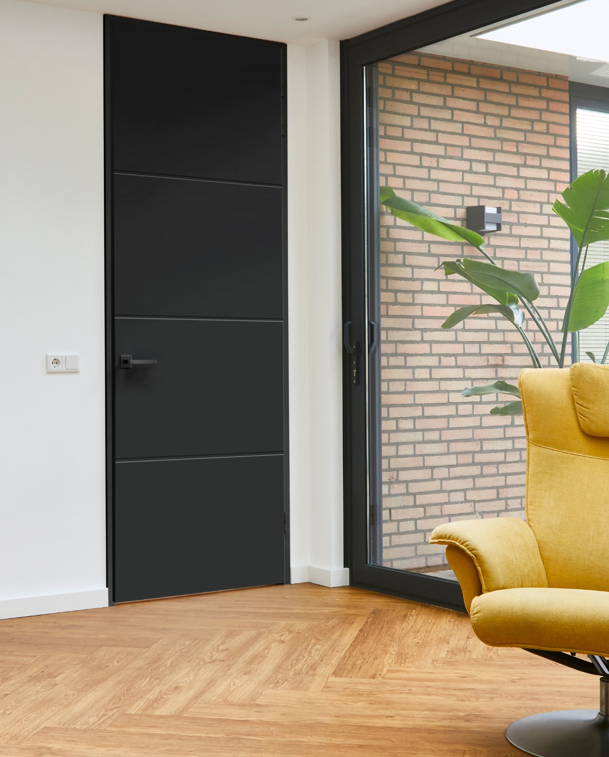 fraai lijnenspel dit is het effect van een verdiepingshoge deur met lijnen op je interieur