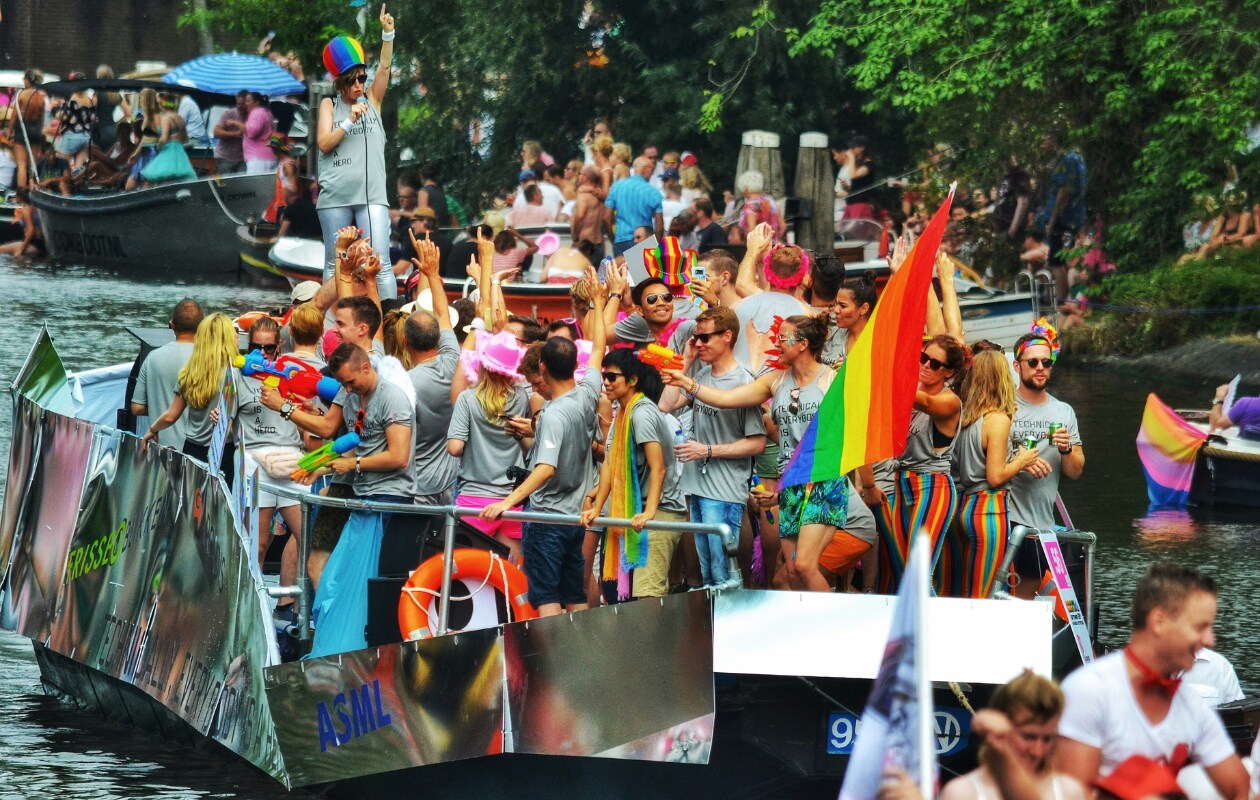 10x hier zit (en sta!) je goed tijdens de Amsterdam Canal Parade Canal Parade, Pride Amsterdam | beeld via Unsplash