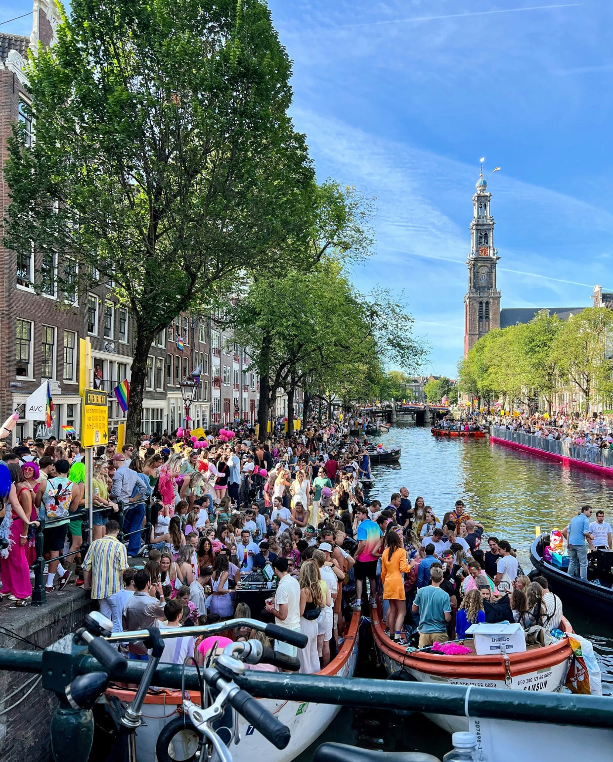 10x hier zit (en sta!) je goed tijdens de Amsterdam Canal Parade Canal Parade, Pride Amsterdam | beeld via Unsplash