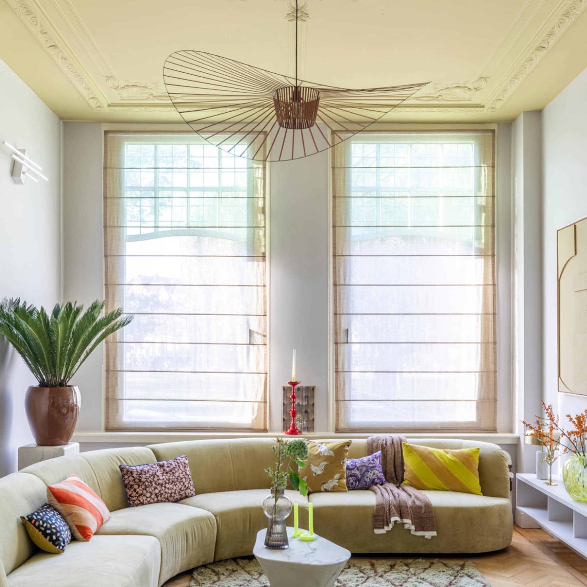 Kleurrijke woonkamer met een geel plafond