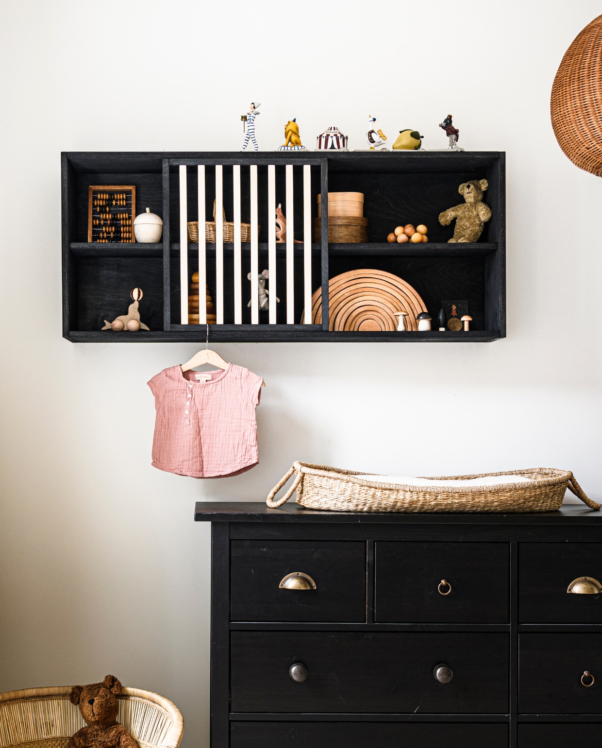 Gevlochten rieten lamp van Ferm Living, 54x41 cm (Øxh) € 135,- (lidor.nl). Verschoonmand Nyla van Olli Ella € 59,-, knuffelbeer Floppy van Senger € 50,-, gevlochten kinderstoeltje Malawi van People of the Sun € 119,-, schapenvacht van Binibamba € 99,-, babysloffen in kleur Brick van Hvid € 35,-, knuffelbeer van Senger € 35,- (archive-store.nl). Verjaardagstrein Pierrot van Konges Slojd € 79,95, regenboog stapeltoren van Grimm’s € 69,95, houten zeeleeuw van Konges Slojd € 19,95 (ilovespeelgoed.nl). Tapijt van gevlochten jute 70x150 cm € 59,99 (zarahome.com). Houten paddenstoelen uit een set van 15 in een rieten mand van Moon Picnic € 58,50 (regenboogschaap.nl). Kleine kaar illustratie Monique van Zuidam voor Fish on The Moon, stoffen muis van Maileq vanaf € 21,- (fishonthemoon.nl). Houten opbergdoos in de vorm van een eikel € 17,50 (iine.nl). Overig privébezit. vtwonen special DIY 3 09-2021 | styling Kim van Rossenberg | fotografie Sjoerd Eickmans