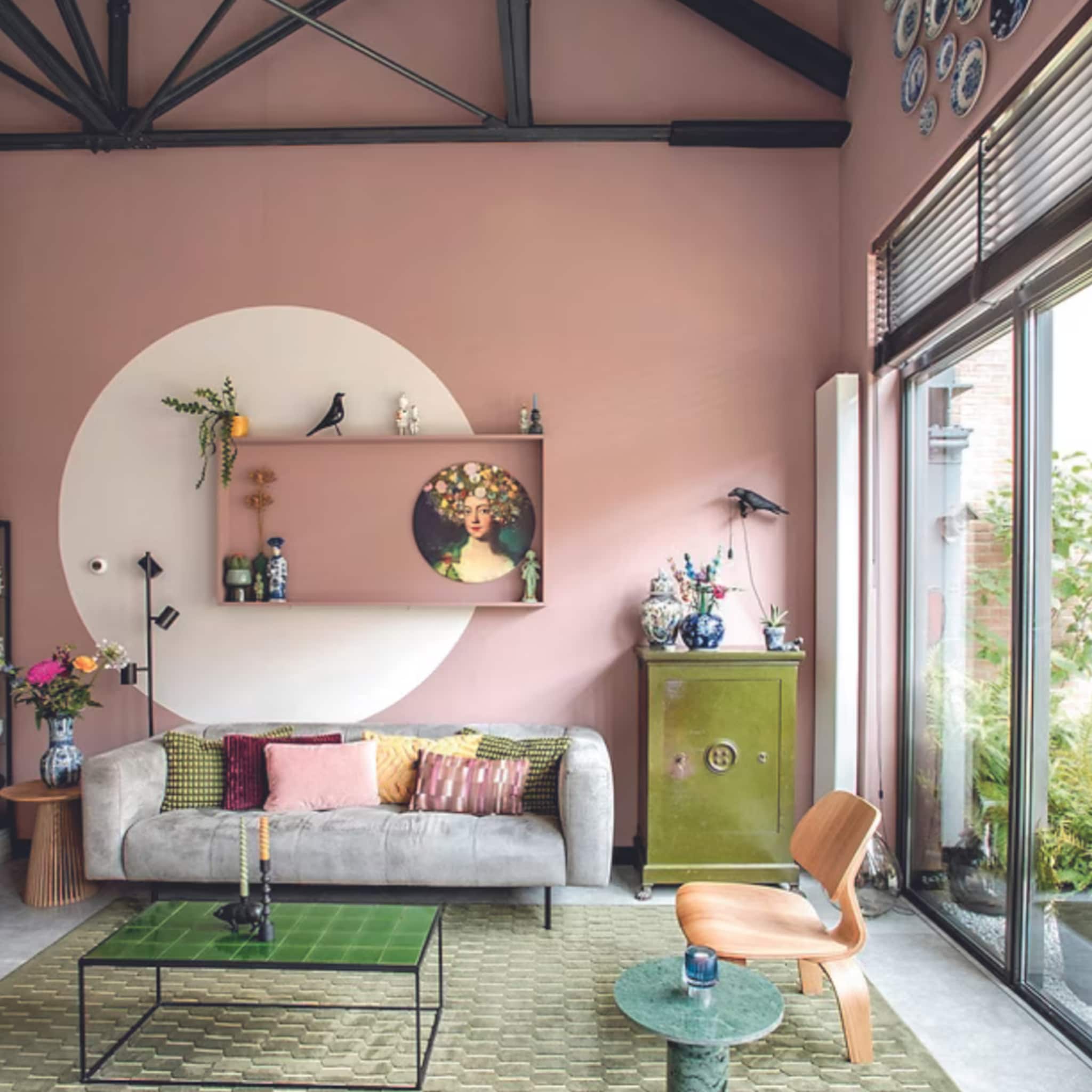 Kleurrijke woonkamer met roze wanden