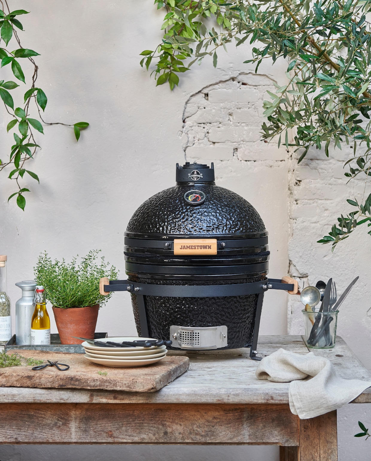 barbecue Osaka, een kloeke krachtpatser die je zo op de buitentafel zet en waarmee je vier tot zes eters tegelijkertijd van gegrilld lekkers kunt voorzien. Keramiek, 54x48x49 cm (hxbxd), € 399,-, karwei.nl. Overig onbekend. vtwonen 06-2020 | productie Stefanie Zegwaard | fotografie Jessy Visser