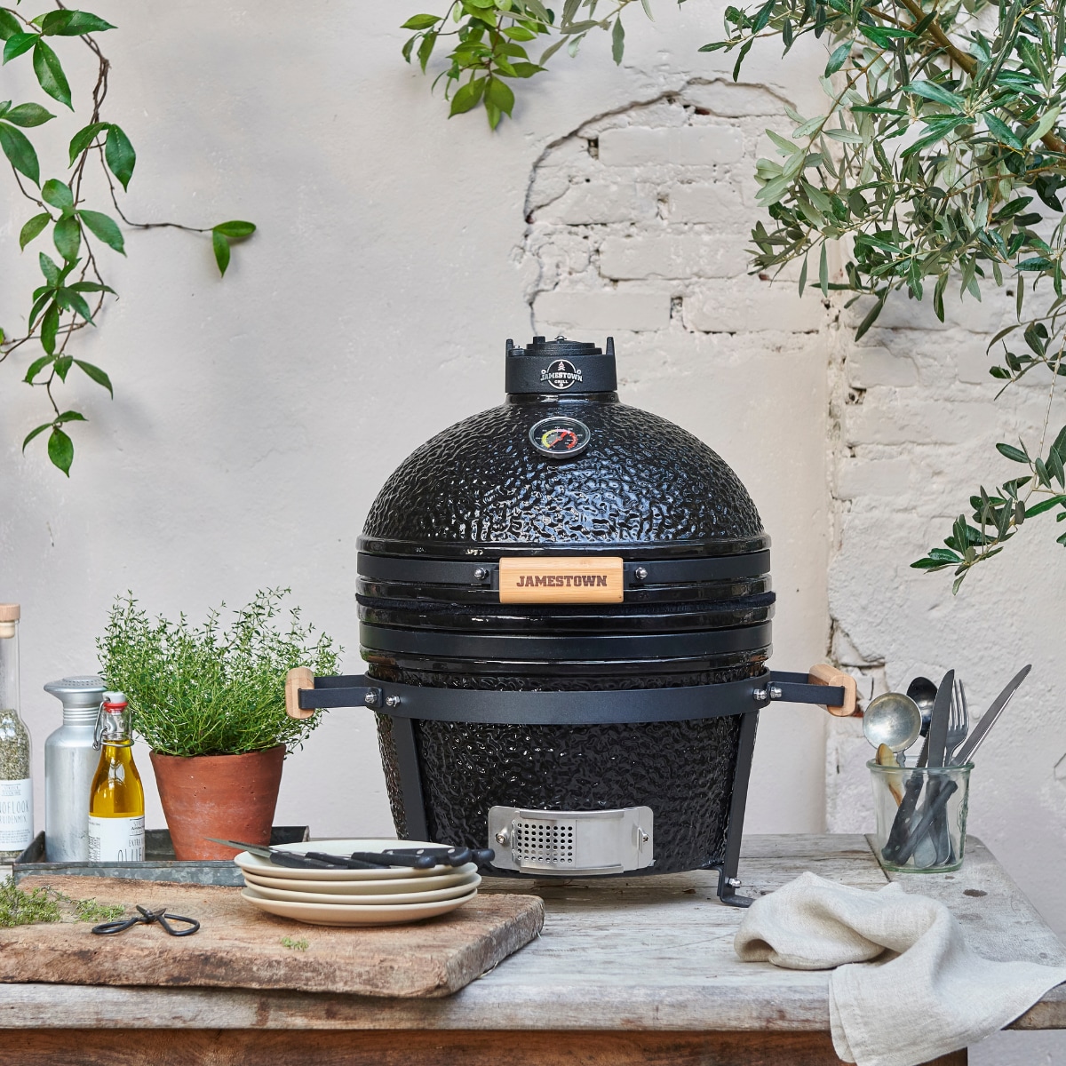 barbecue Osaka, een kloeke krachtpatser die je zo op de buitentafel zet en waarmee je vier tot zes eters tegelijkertijd van gegrilld lekkers kunt voorzien. Keramiek, 54x48x49 cm (hxbxd), € 399,-, karwei.nl. Overig onbekend. vtwonen 06-2020 | productie Stefanie Zegwaard | fotografie Jessy Visser