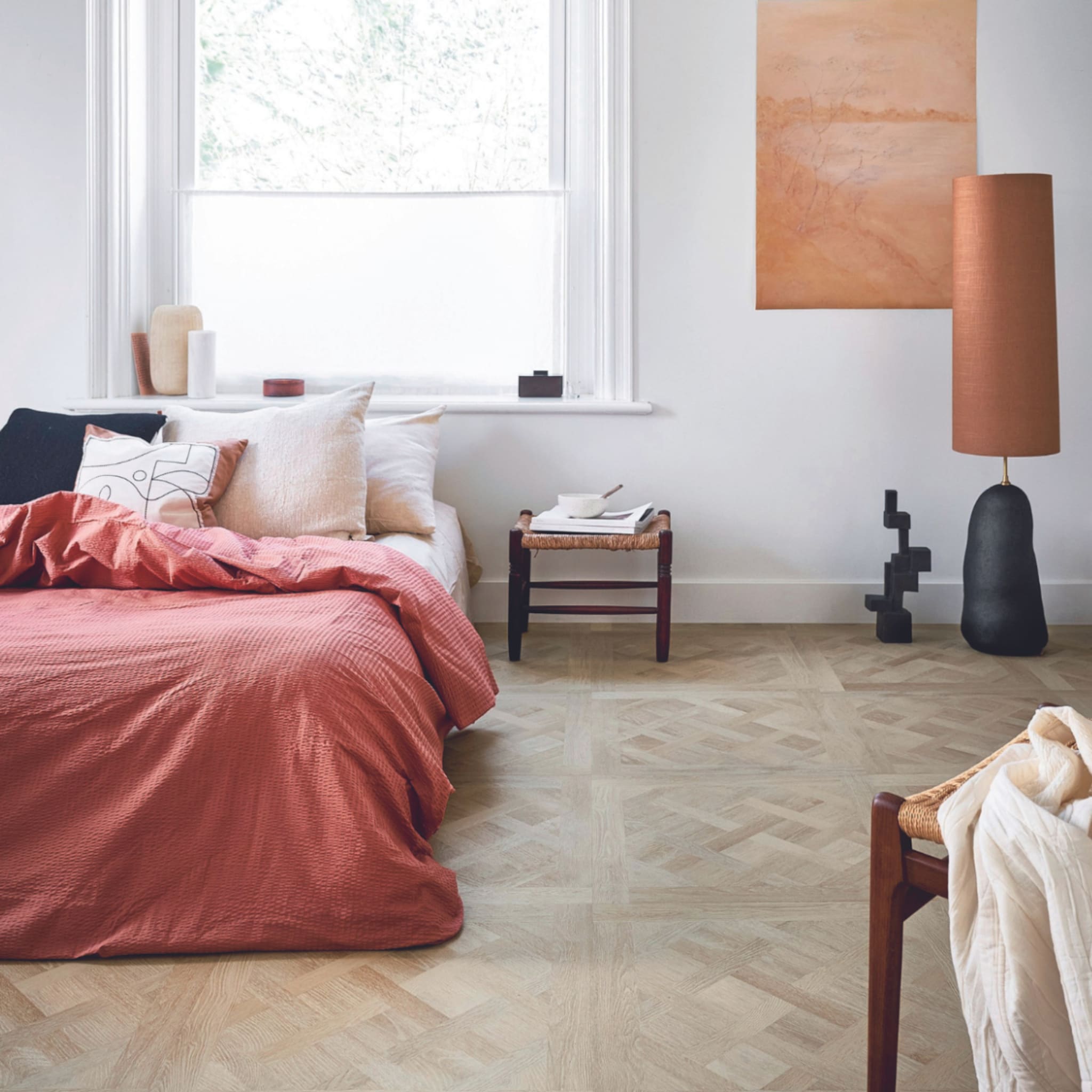 Slaapkamer met een pvc-vloer in een houtpatroon