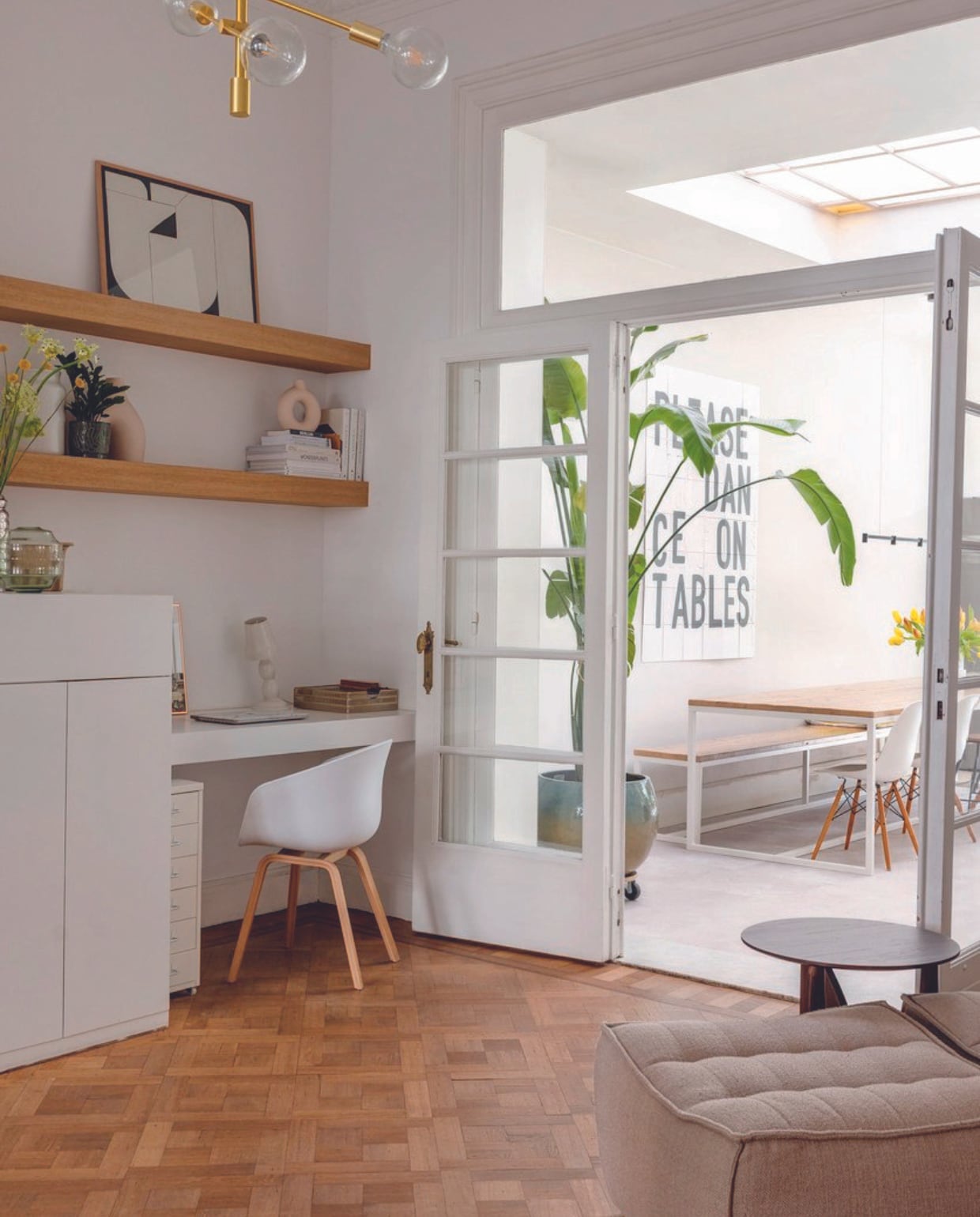 Planken, bureau en ombouw schouw maatwerk MV Schrijnwerkerij. Print bovenste plank The Poster Club, vaasje op boeken H&M Home, bureaustoel Hay, ladekast Ikea. Ligstoel en bijzettafel Ethnicraft via Live Light,parketvloer origineel. vtwonen 08-2024 | styling Ilona Jongepier | fotografie Dana van Leeuwen