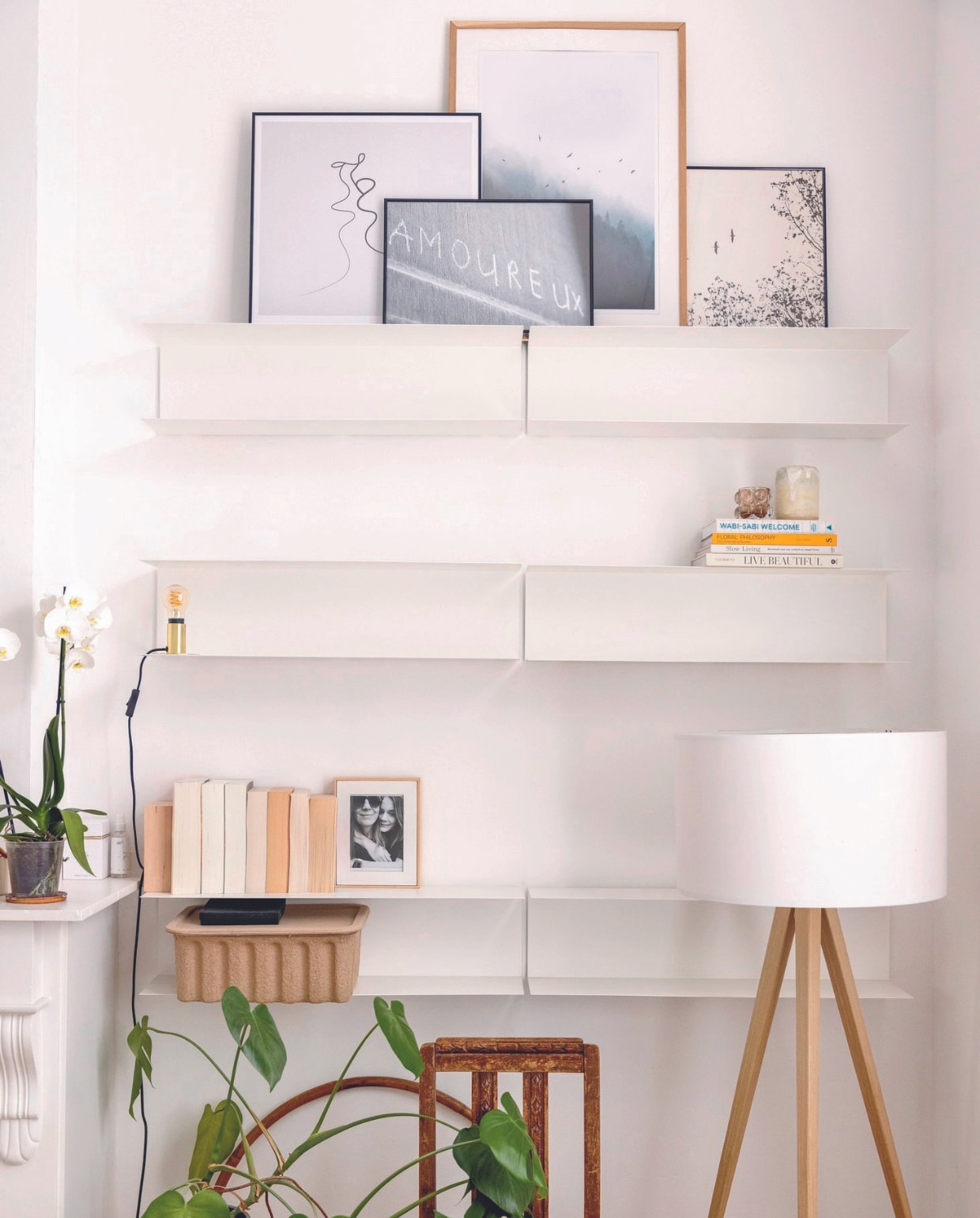 Boekenplanken Ikea, prints Juniqe, vaasje Ceramics by Isabel, theelichthouder H&M Home, doos Ferm Living, stoel erfstuk, vloerlamp Zuiver, tafellamp Lampenlicht, hoepel Ferm Living. vtwonen 08-2024 | styling Ilona Jongepier | fotografie Dana van Leeuwen