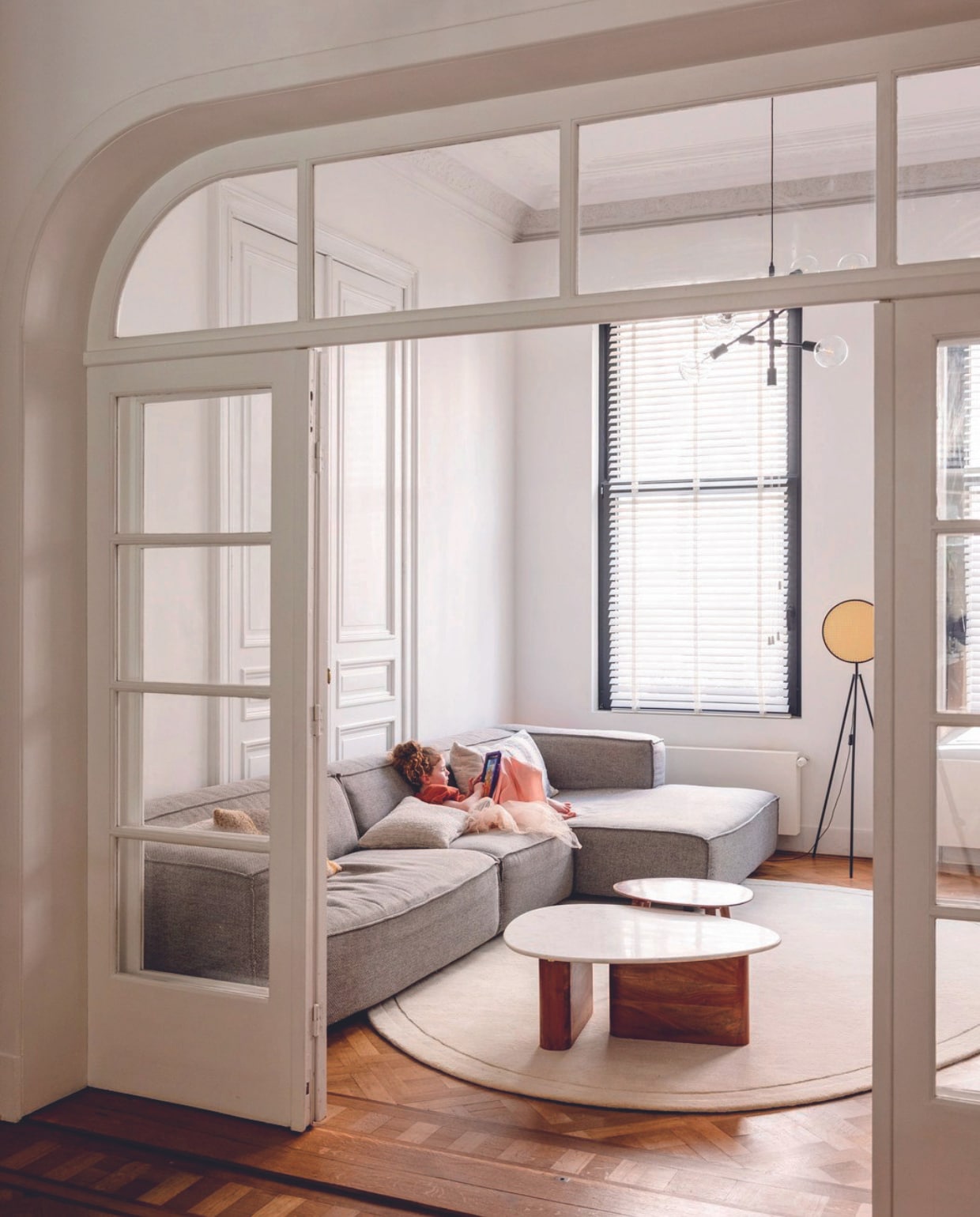 Hanglamp Lampenlicht, salontafel Sissy-Boy, bijzettafel Zara Home, vloerlamp Zuiver. Bank Dunbar en vloerkleed van Fést. Kussen Nomad van Ethnicraft via Live Light. vtwonen 08-2024 | styling Ilona Jongepier | fotografie Dana van Leeuwen