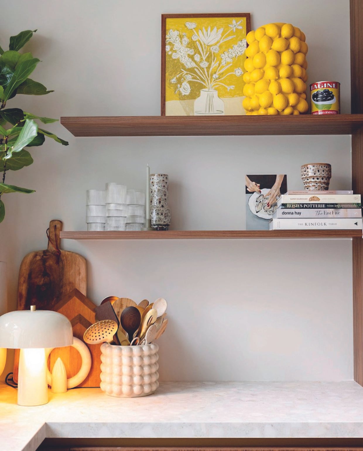 Planken zijn onderdeel van de keuken gemaakt door Studio Kozi. Kunstwerk The Poster Club, citroenvaas Light & Living, bolletjesvaas H&M Home, tafellamp Sissy-Boy, mokken HKliving, glazen Ferm Living. vtwonen 08-2024 | styling Ilona Jongepier | fotografie Dana van Leeuwen