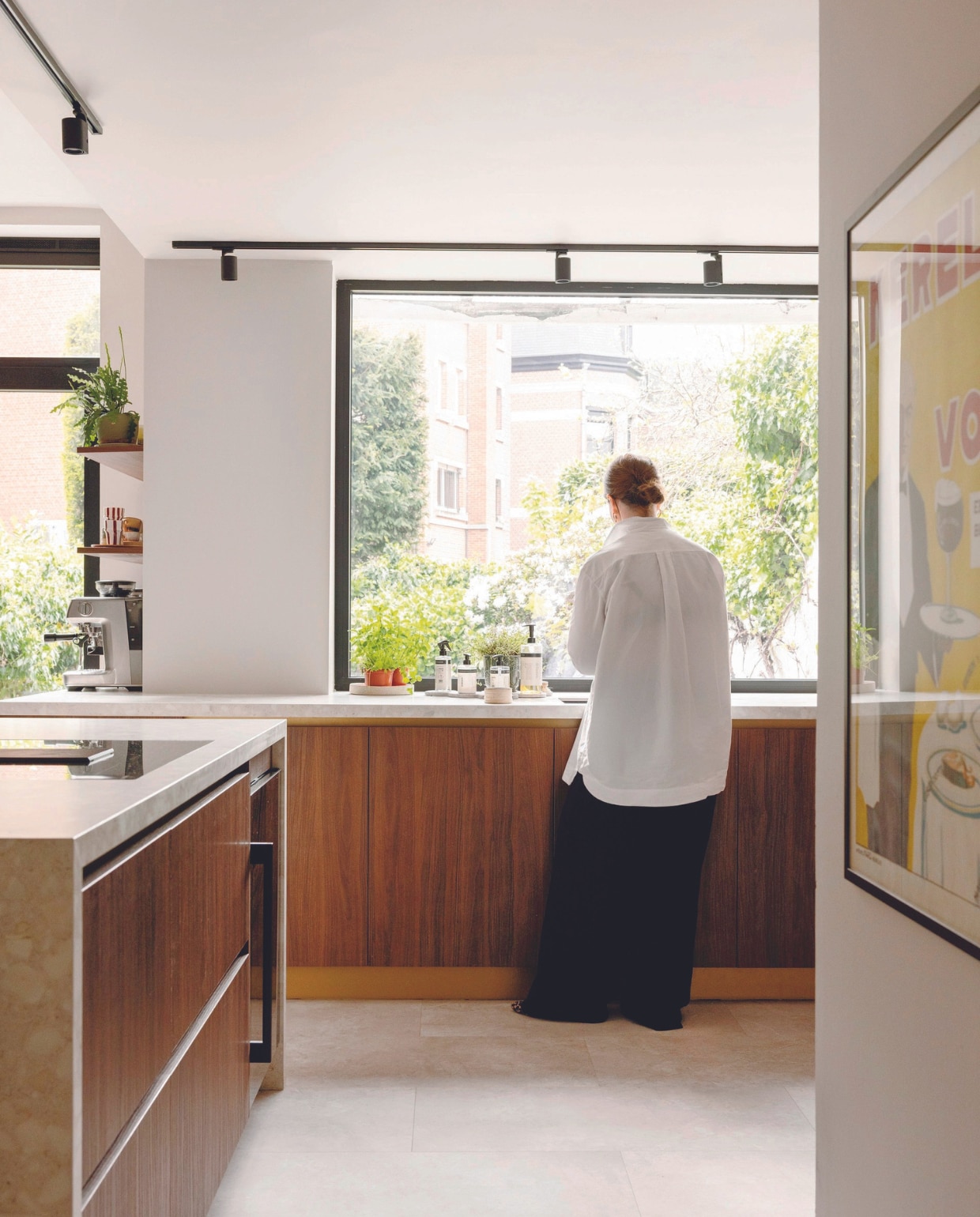 Keuken ontworpen door Ash Studio, gemaakt door Studio Kozi. Met blad Retrostone van Neolith, inductiekookplaat Samsung en wijnkast Aeg. Vintage kunstwerk aan de muur was een cadeau.