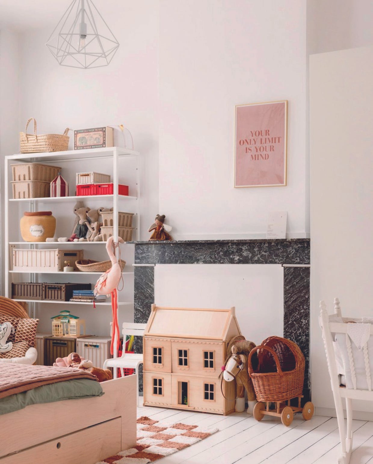 Wieg erfstuk, poppenhuis Petite Amélie, rieten kinderwagen Dille & Kamille, stellingkast Ikea, witte stoel Fermob. Vloerkleed en ronde mand Lorena Canals. Manden bruin, wit en rood, vierkant en rechthoekig van Liewood. Mand bovenop kast erfstuk, plafondlamp cadeau, poster Juniqe. vtwonen 08-2024 | styling Ilona Jongepier | fotografie Dana van Leeuwen
