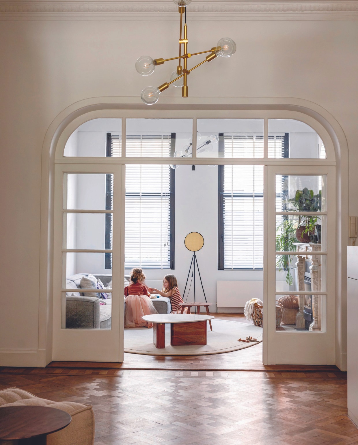 Hanglamp Lampenlicht, salontafel Sissy-Boy, bijzettafel Zara Home, vloerlamp Zuiver. Bank Dunbar en vloerkleed van Fést. Open mand Ikea, paddenstoel mand Oyoy Living Design, parketvloer origineel.