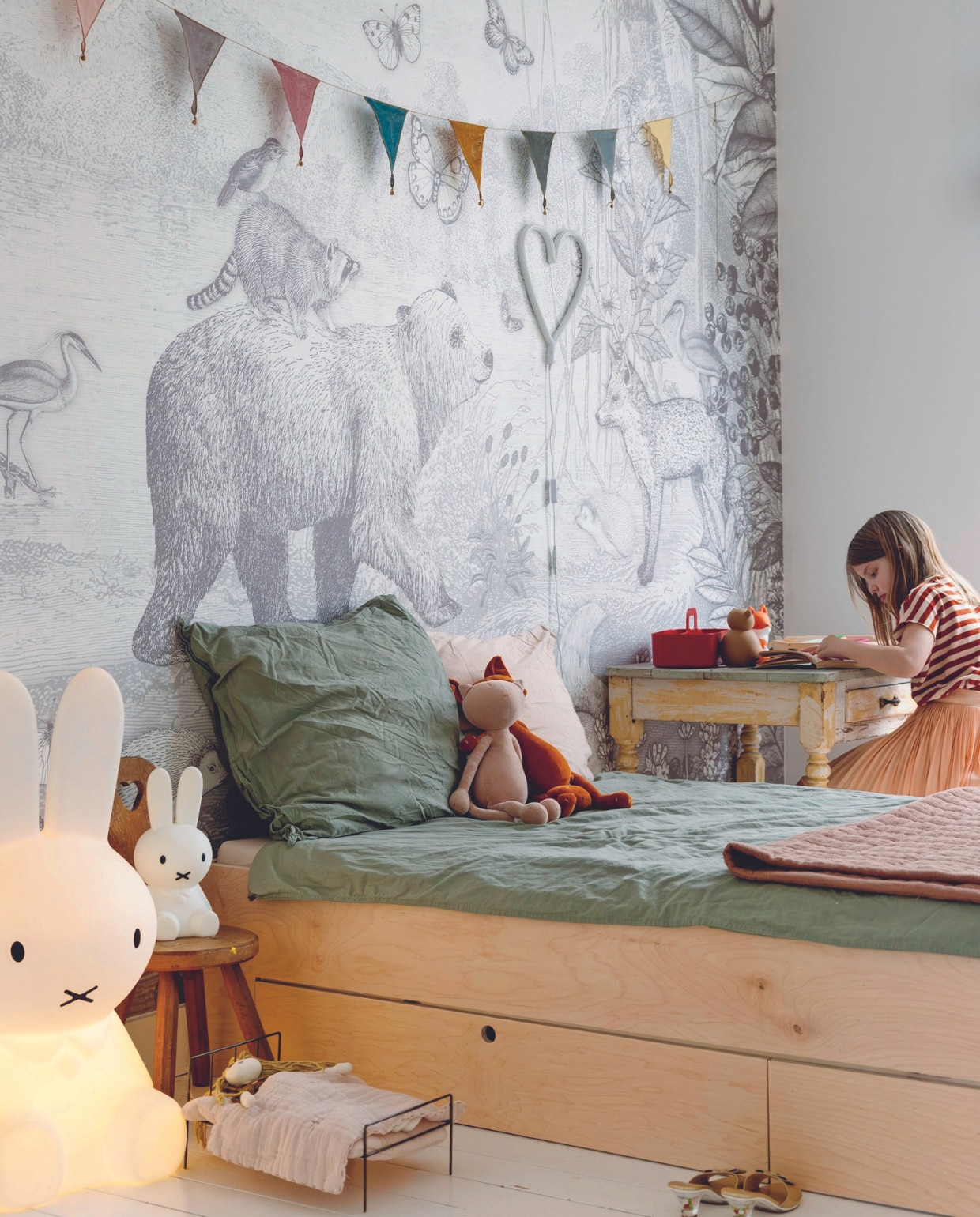 Bed van Little Dreamers, beddengoed H&M Home, sprei Gro Company. Kruk en tafel erfstuk. Nijntjelampen Mr Maria, behang Bosdieren van Pimpelmees, slinger Numero 74, knuffels Adada. vtwonen 08-2024 | styling Ilona Jongepier | fotografie Dana van Leeuwen