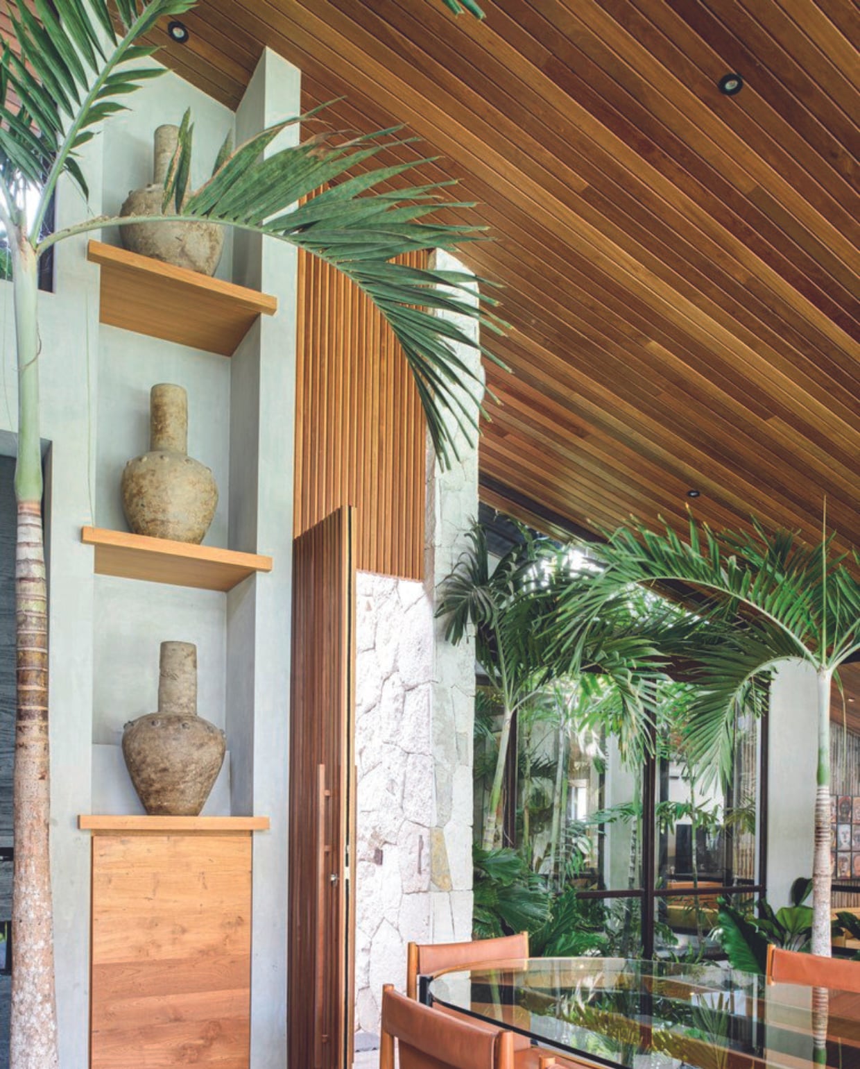 Nis maatwerk, vazen The Showroom bali, eettafel maatwerk. vtwonen binnenkijkspecial 07-2024 | productie Inside Homepage | styling Kim Timmerman | fotografie Louis Lemaire