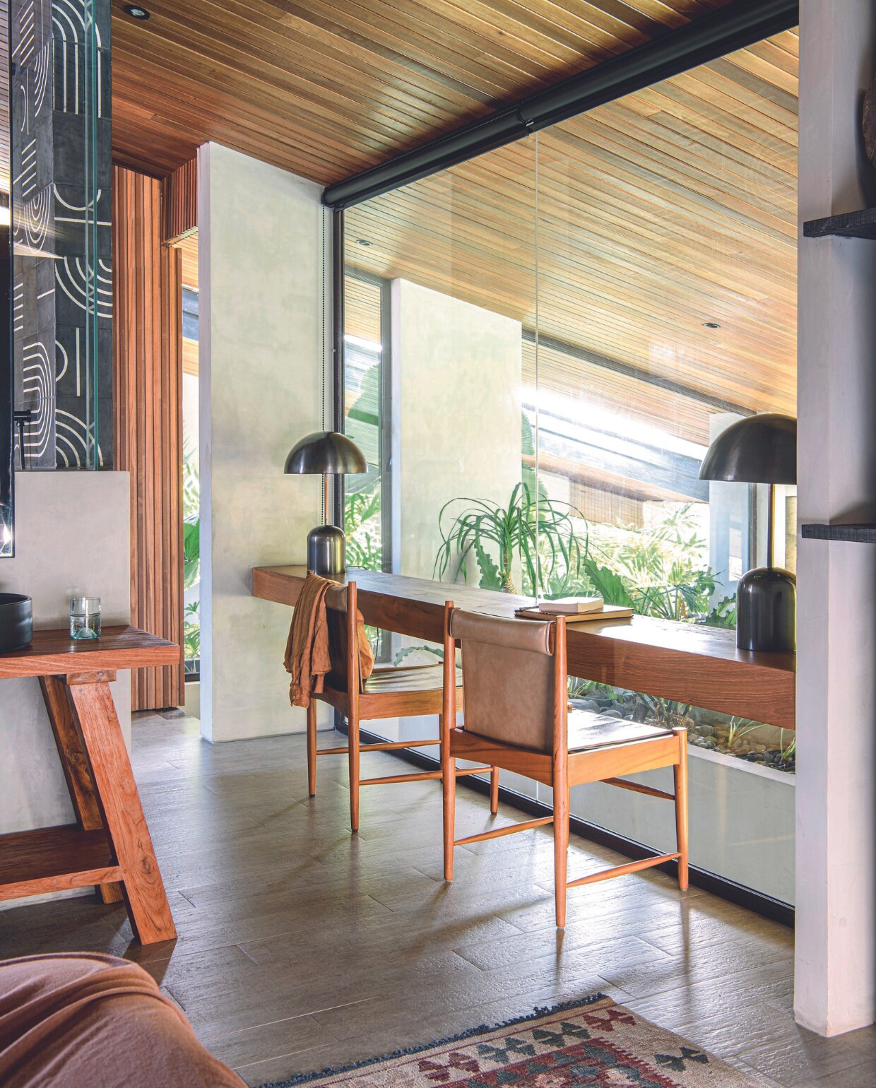 Tegelvloer Rustique, tafellampen Explora Brass, vloerkleed Indico Bali, zwart-witte cementtegels lokaal gekocht. vtwonen binnenkijkspecial 07-2024 | productie Inside Homepage | styling Kim Timmerman | fotografie Louis Lemaire