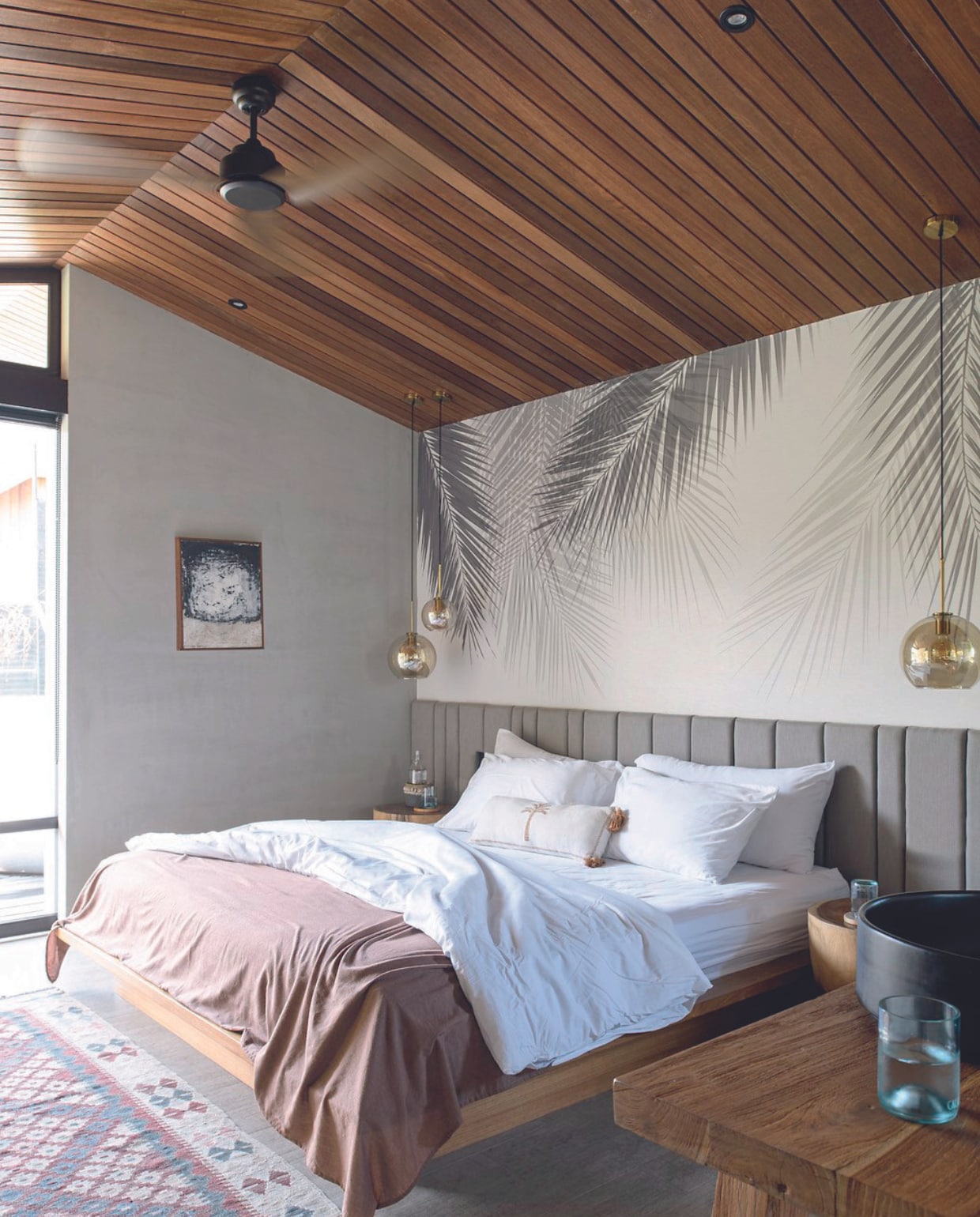 Bed en hoofdbord maatwerk, beddengoed Indolinen, behang Hummingbird, verlichting Harco Lighting, kunst Mersuka’s Gallery. vtwonen binnenkijkspecial 07-2024 | productie Inside Homepage | styling Kim Timmerman | fotografie Louis Lemaire