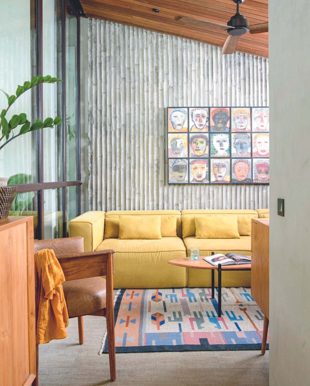 Bank en dressoir maatwerk, stoel Indah Jaya, vloerkleed Indico Bali, tegelvloer Rustique. Achterwand beton gegoten in bamboe-mal. vtwonen binnenkijkspecial 07-2024 | productie Inside Homepage | styling Kim Timmerman | fotografie Louis Lemaire