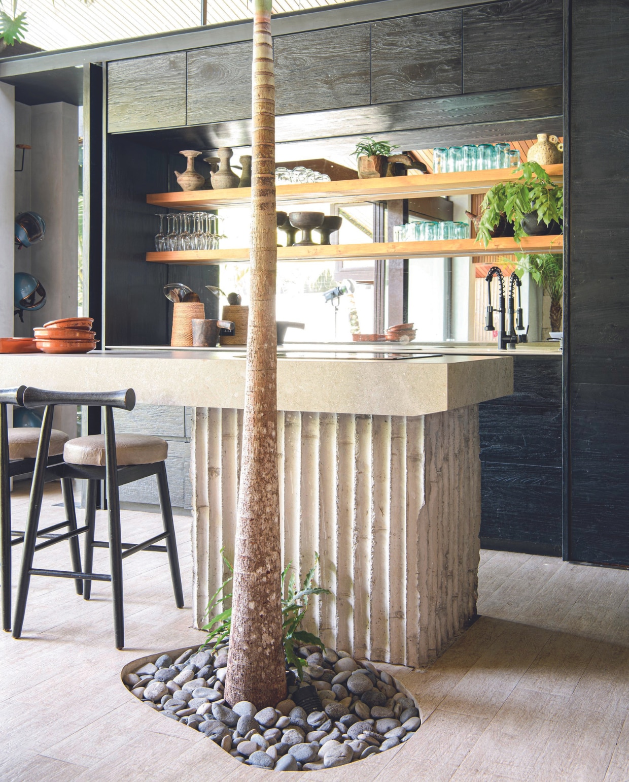 Keuken maatwerk, betonnen bar eigen ontwerp, keramisch blad Quadra, kraan Ateson, terracotta schalen uit Spanje, glaswerk Art on the Table, serviesgoed Bali Antiques. vtwonen binnenkijkspecial 07-2024 | productie Inside Homepage | styling Kim Timmerman | fotografie Louis Lemaire