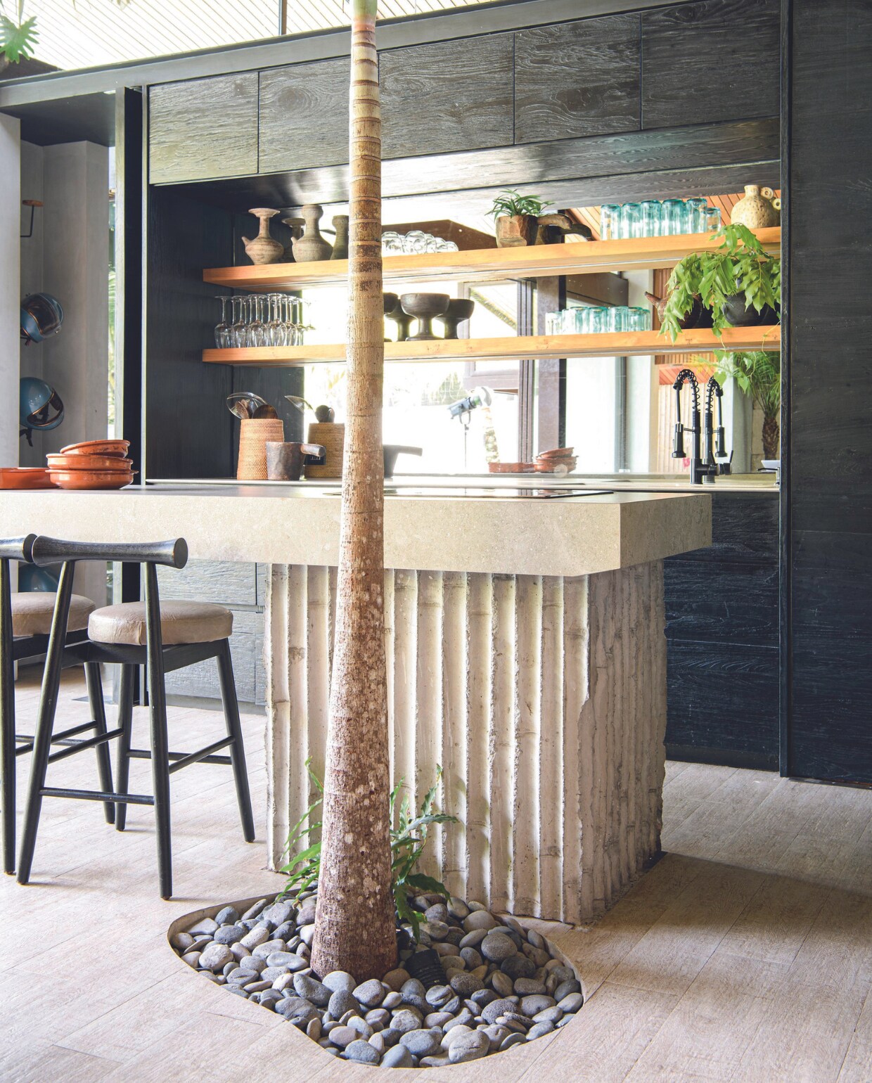 Keuken maatwerk, betonnen bar eigen ontwerp, keramisch blad Quadra, kraan Ateson, terracotta schalen uit Spanje, glaswerk Art on the Table, serviesgoed Bali Antiques. vtwonen binnenkijkspecial 07-2024 | productie Inside Homepage | styling Kim Timmerman | fotografie Louis Lemaire
