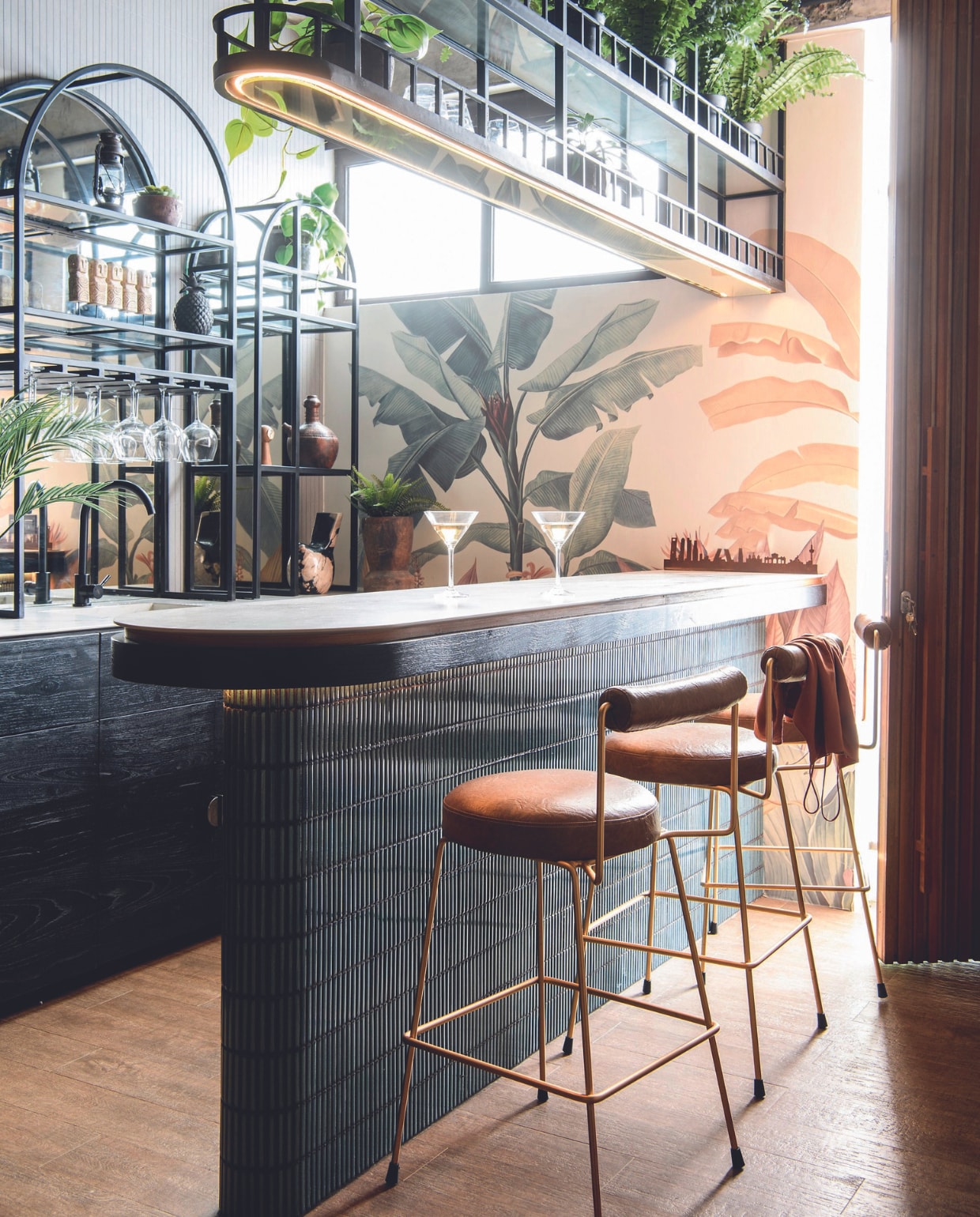 Bar met keramisch blad Quadra,tegels Venus Tiles, ophangsysteem met ledverlichting en barkrukken maatwerk, behang Hummingbird, glaswerk Art on the Table, potten Bali Antiques. vtwonen binnenkijkspecial 07-2024 | productie Inside Homepage | styling Kim Timmerman | fotografie Louis Lemaire