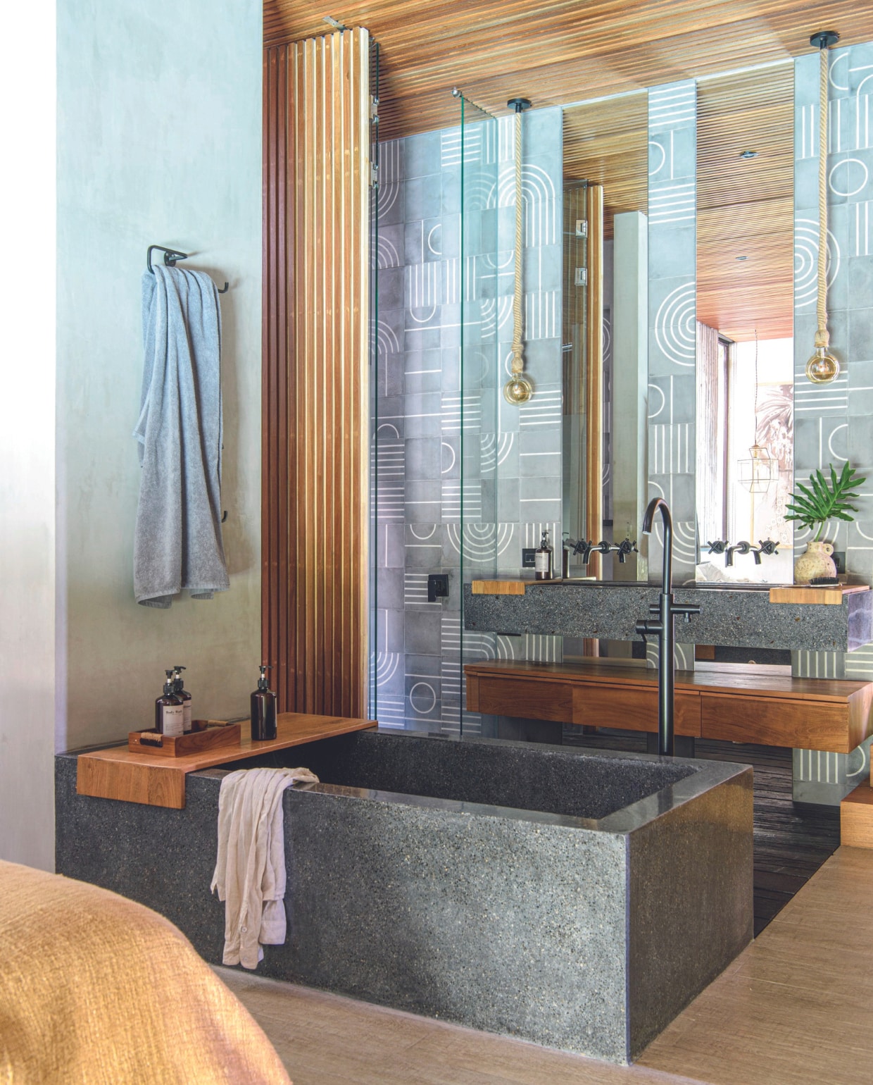 Bad en wastafel terrazzo, kraan Ateson, hanglampen van scheepstouw. Zwevende lade maatwerk, handdoek Indolinen, zwart-witte cementtegels lokaal gekocht. vtwonen binnenkijkspecial 07-2024 | productie Inside Homepage | styling Kim Timmerman | fotografie Louis Lemaire